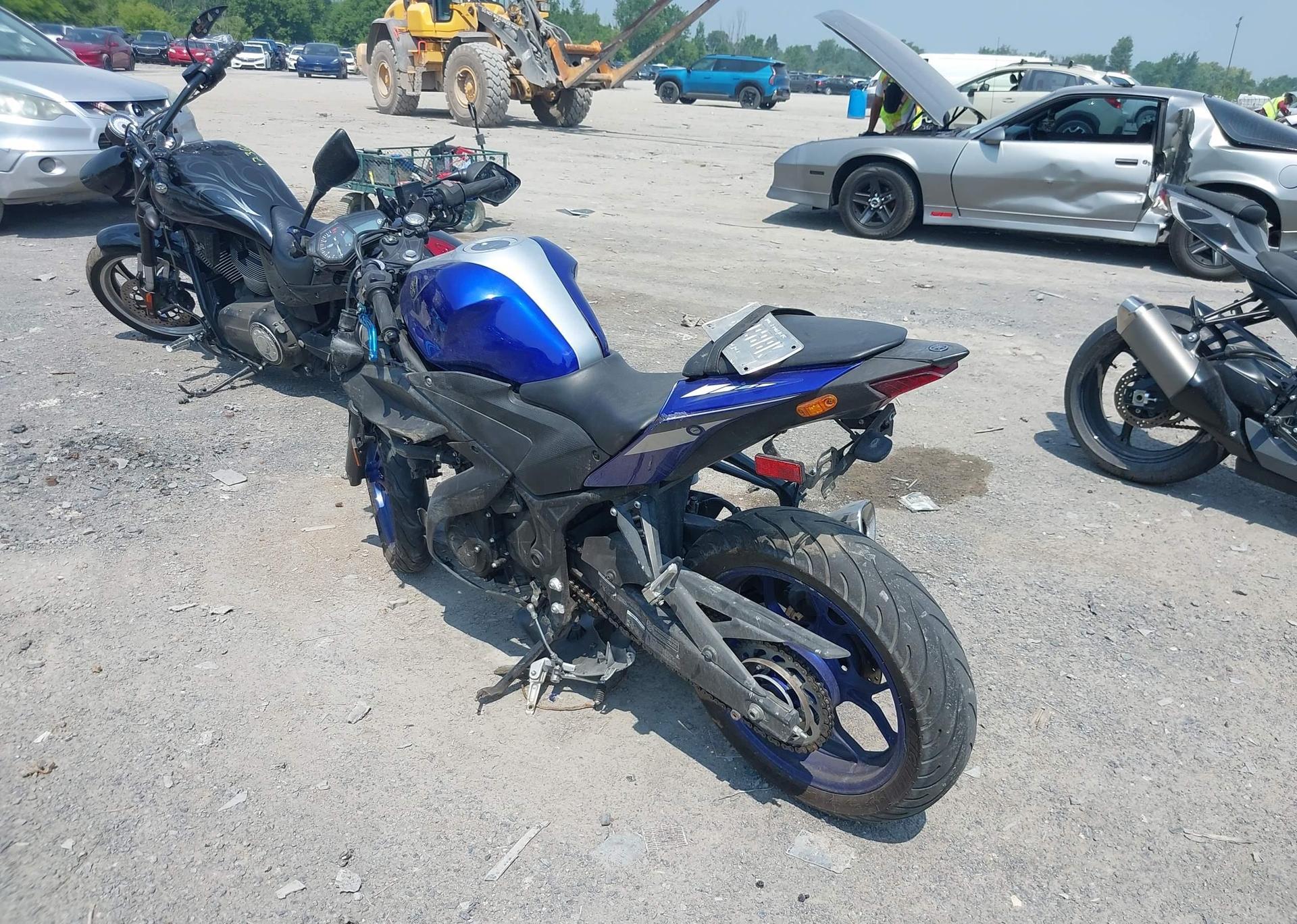 2015 YAMAHA YZFR3