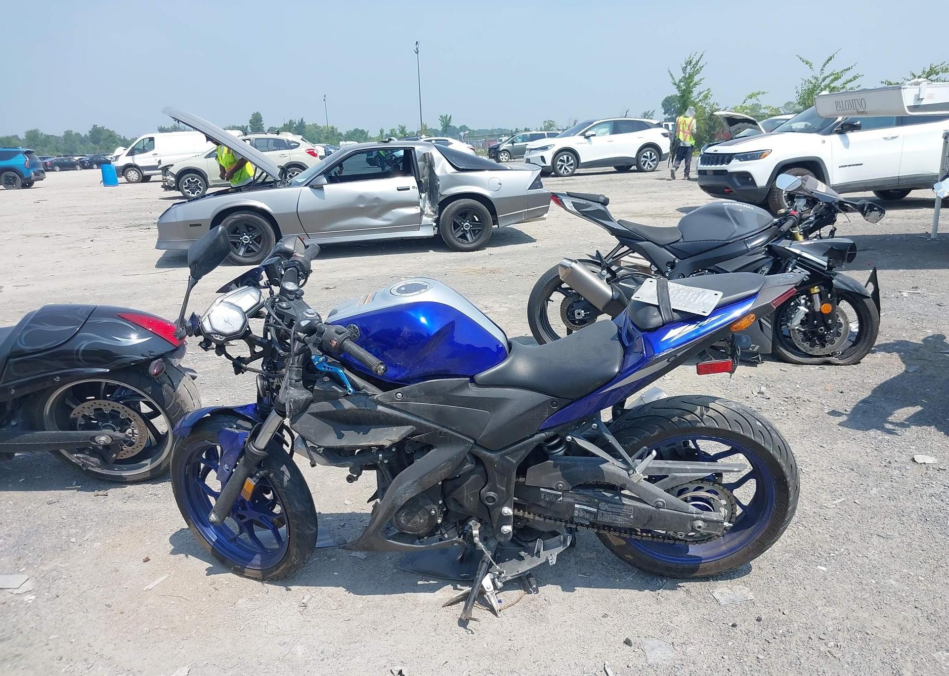 2015 YAMAHA YZFR3