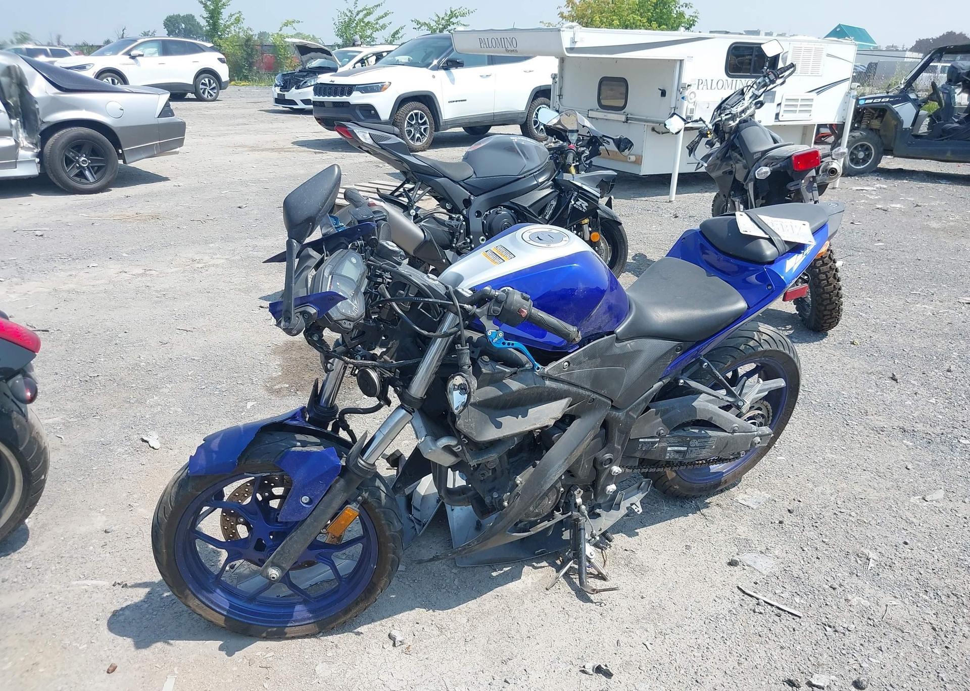 2015 YAMAHA YZFR3