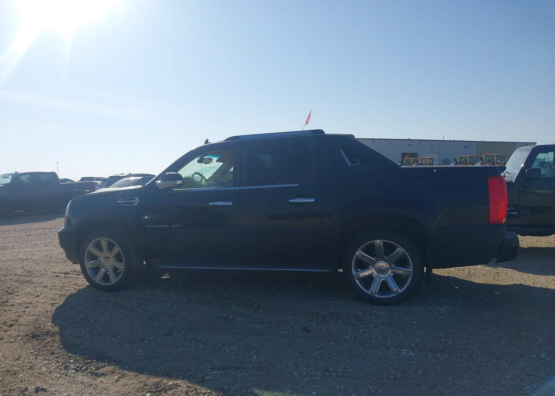 2011 CADILLAC ESCALADE EXT LUXURY