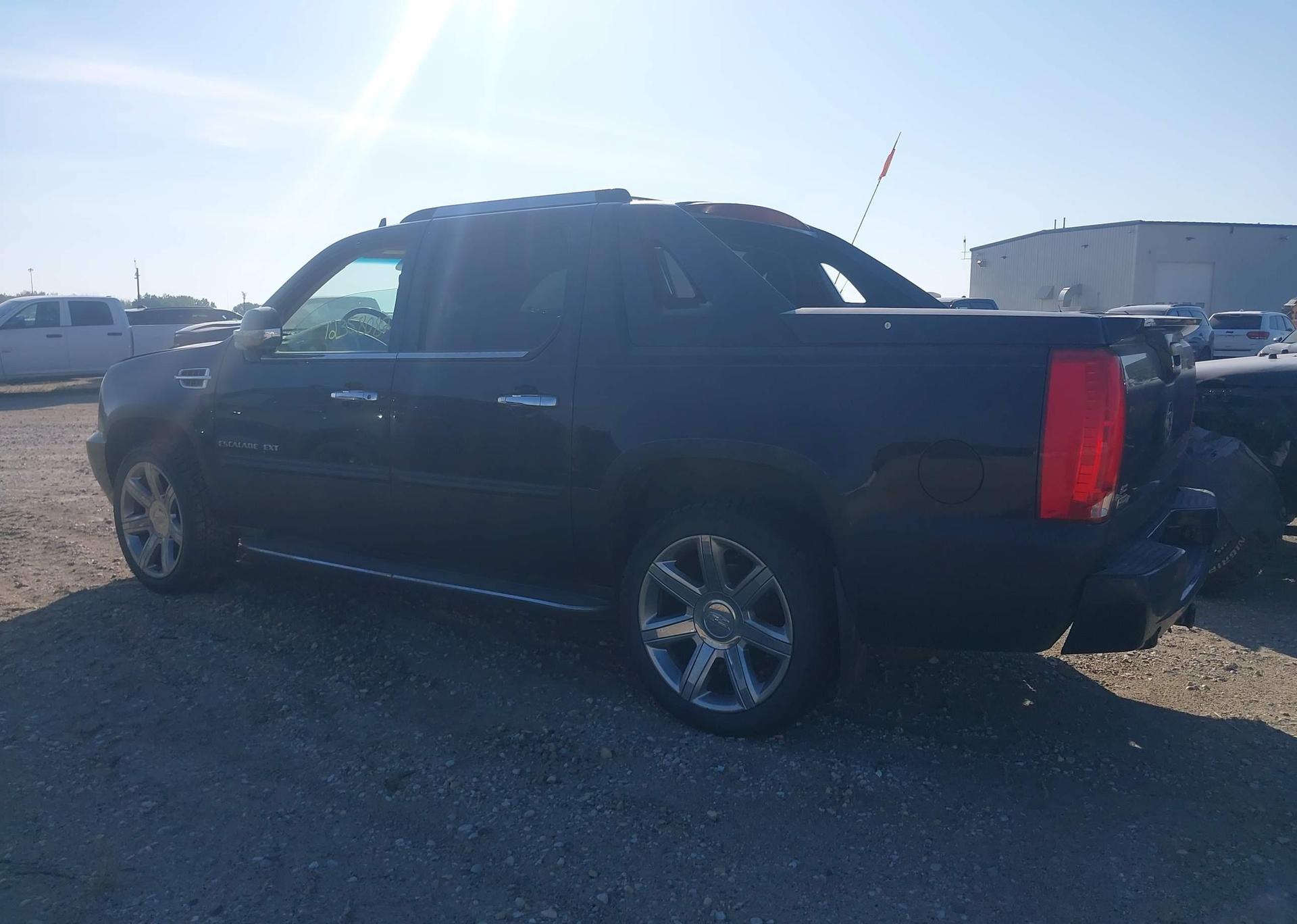 2011 CADILLAC ESCALADE EXT LUXURY