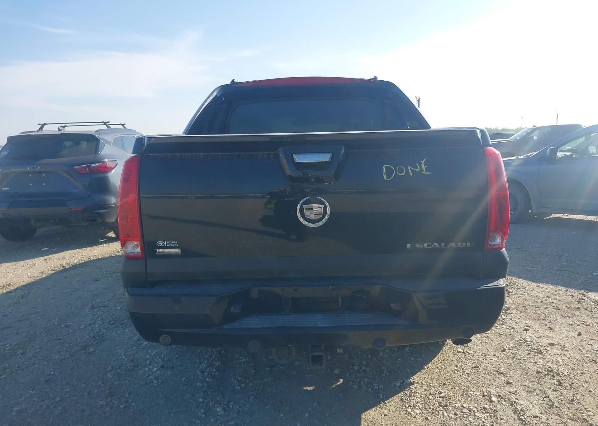 2011 CADILLAC ESCALADE EXT LUXURY