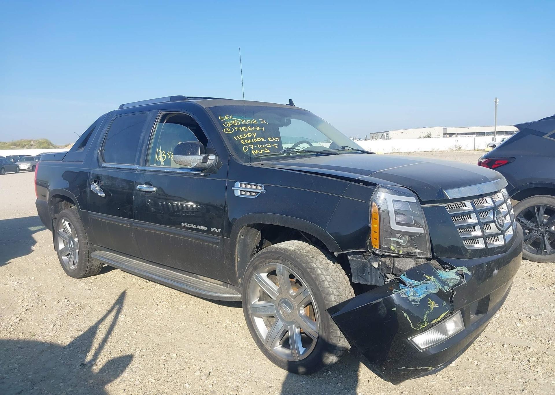 2011 CADILLAC ESCALADE EXT LUXURY