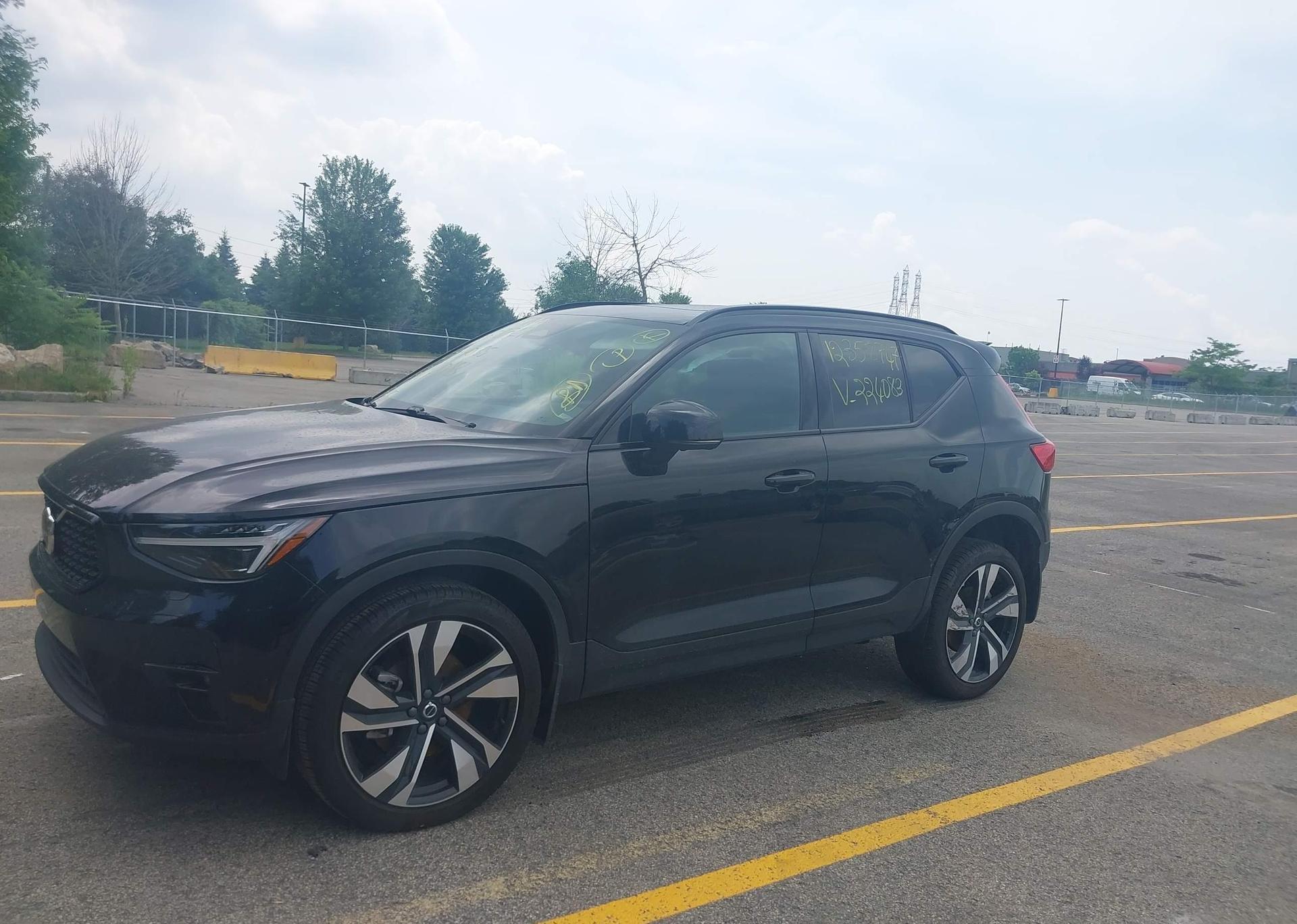 2024 VOLVO XC40 B5 ULTIMATE DARK THEME