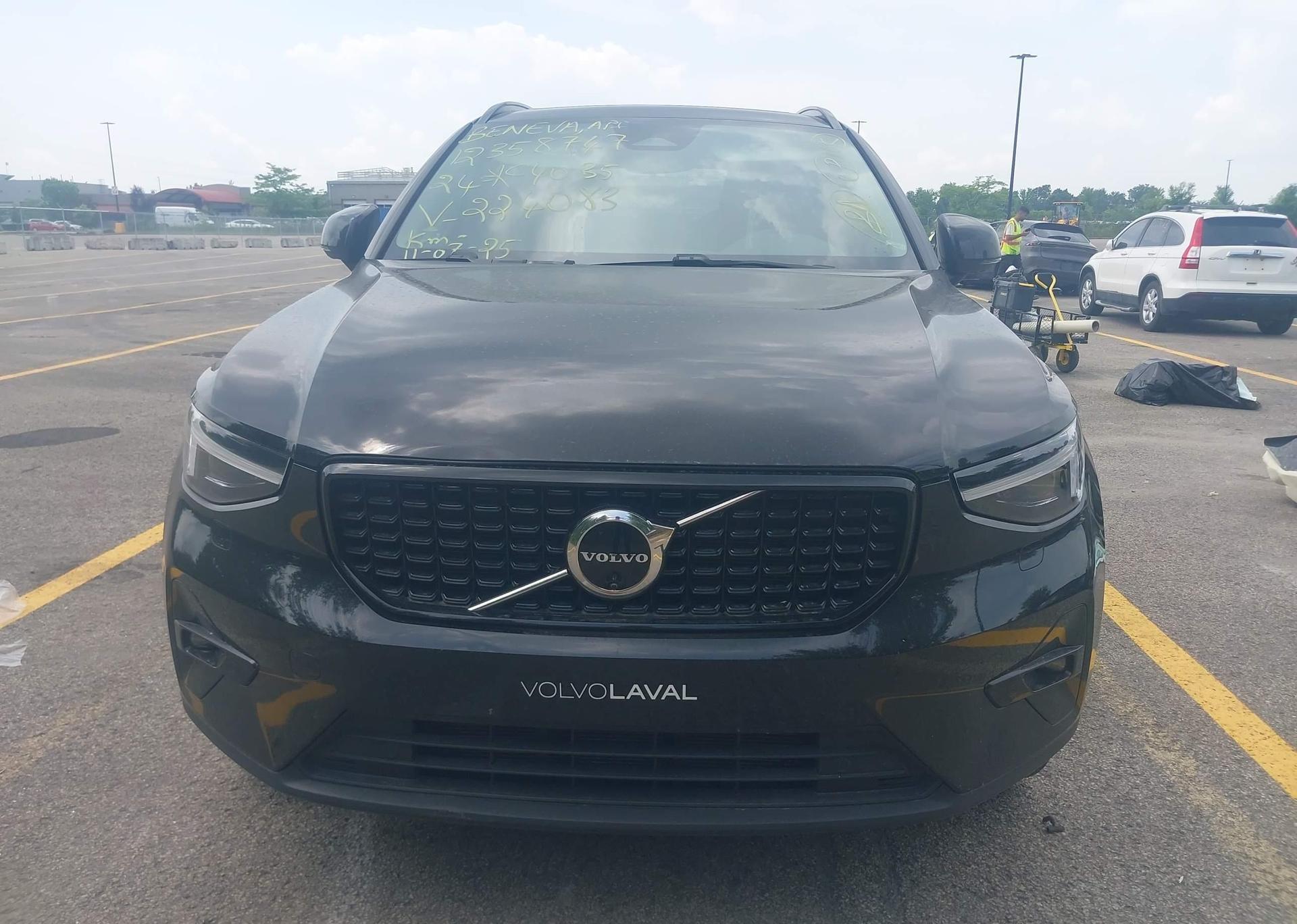 2024 VOLVO XC40 B5 ULTIMATE DARK THEME