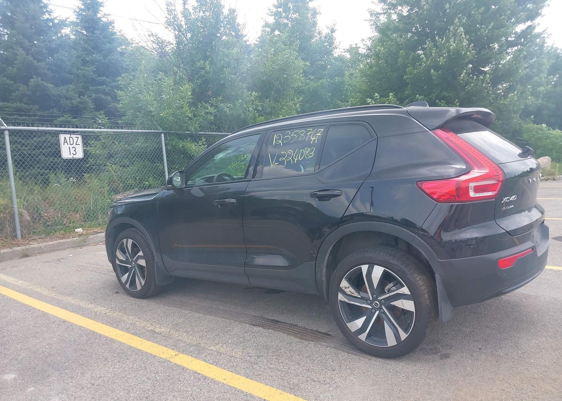 2024 VOLVO XC40 B5 ULTIMATE DARK THEME