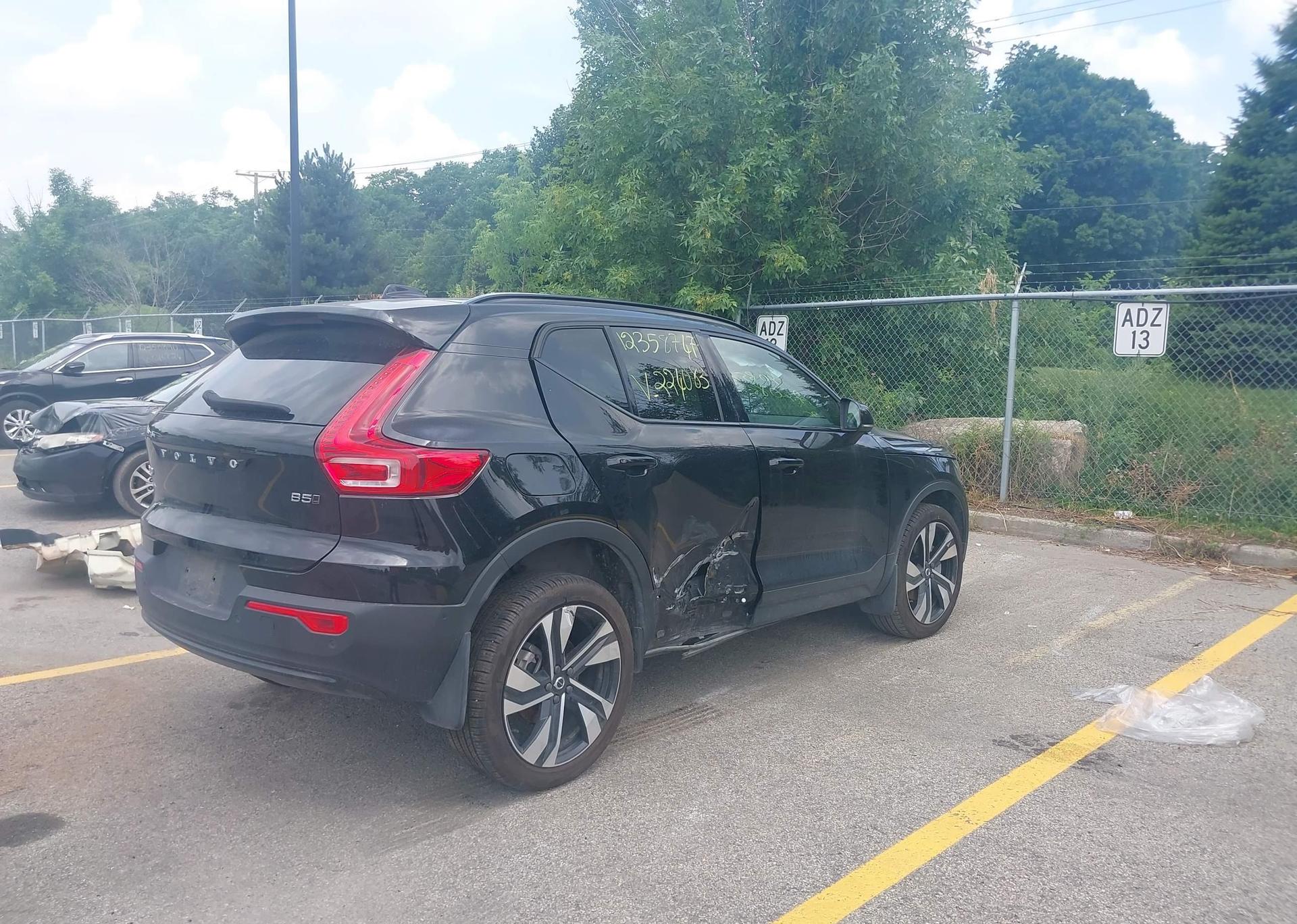 2024 VOLVO XC40 B5 ULTIMATE DARK THEME