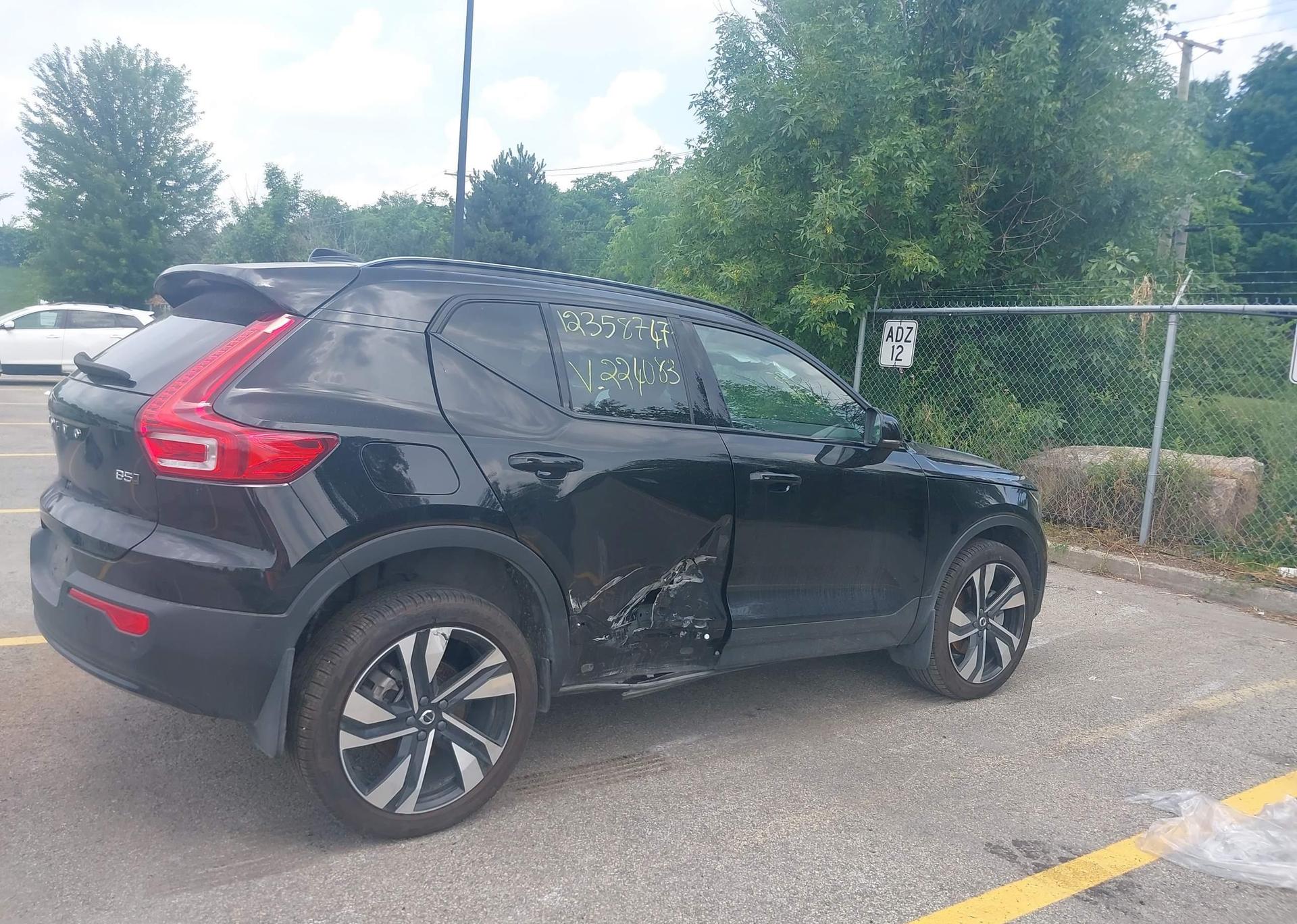2024 VOLVO XC40 B5 ULTIMATE DARK THEME
