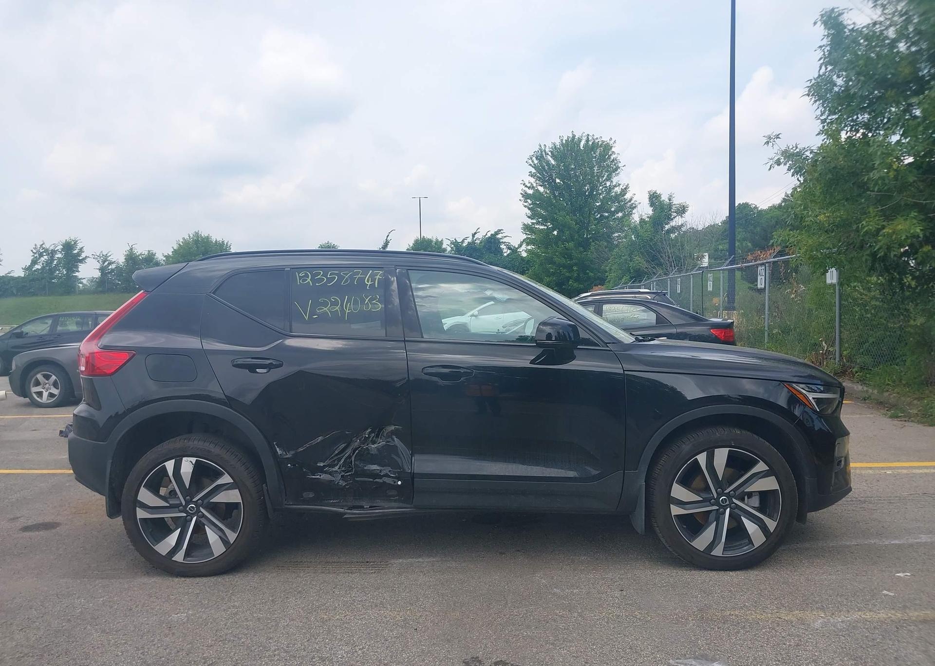2024 VOLVO XC40 B5 ULTIMATE DARK THEME
