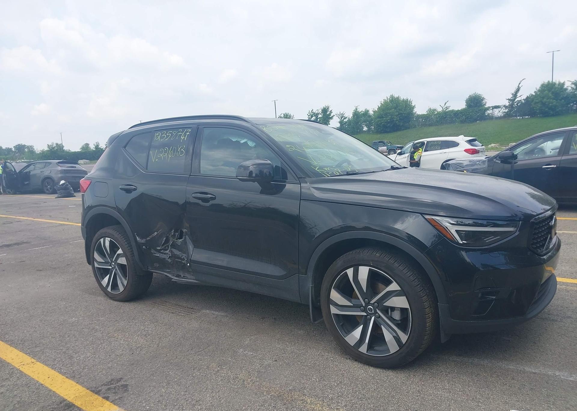2024 VOLVO XC40 B5 ULTIMATE DARK THEME