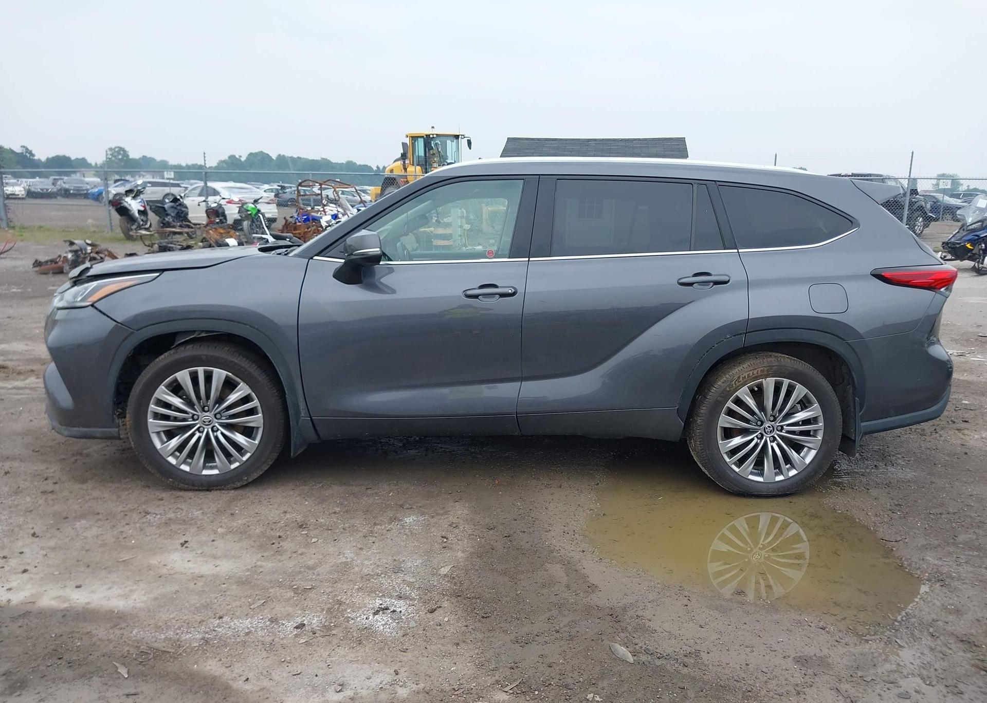 2022 TOYOTA HIGHLANDER PLATINUM