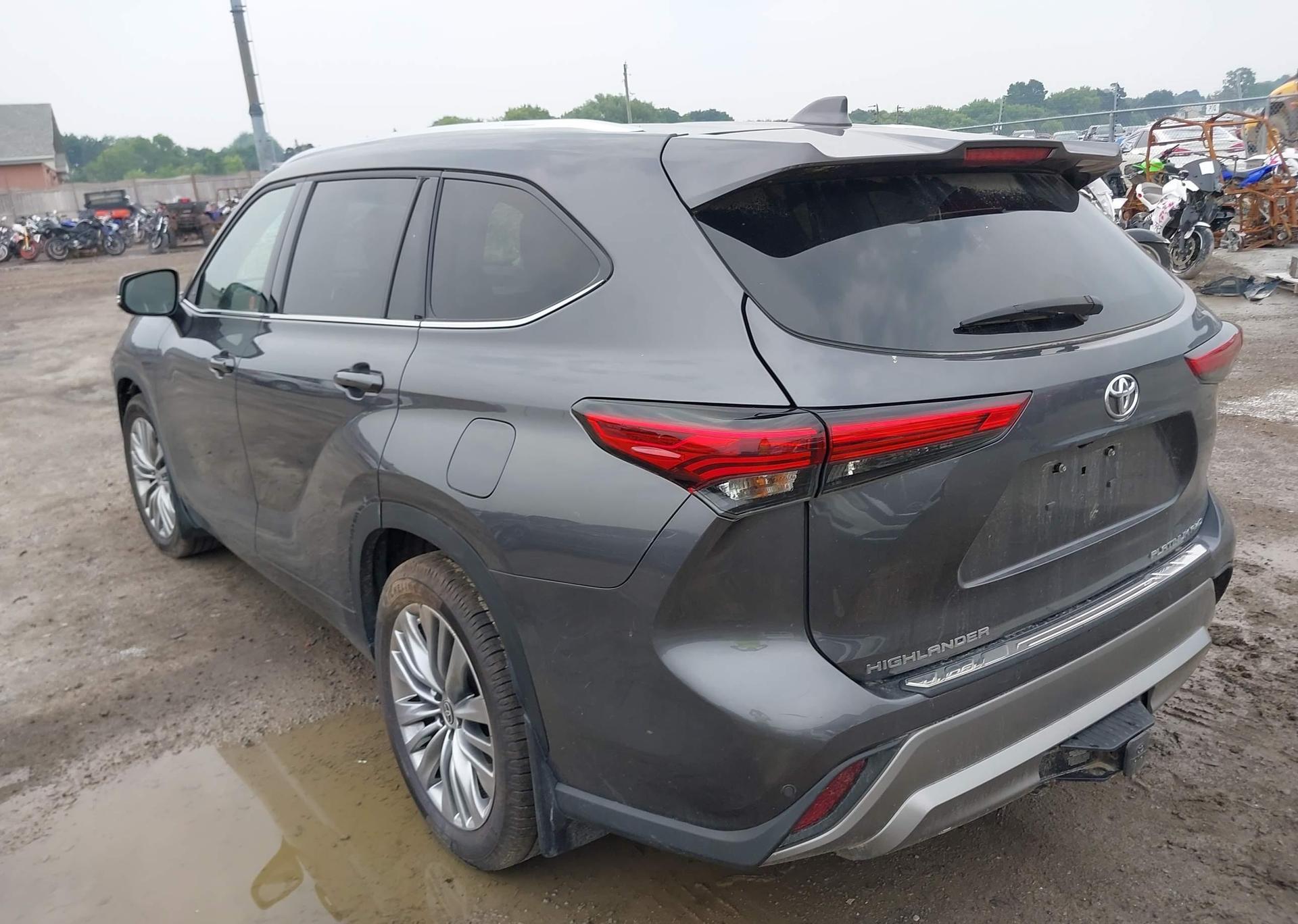 2022 TOYOTA HIGHLANDER PLATINUM