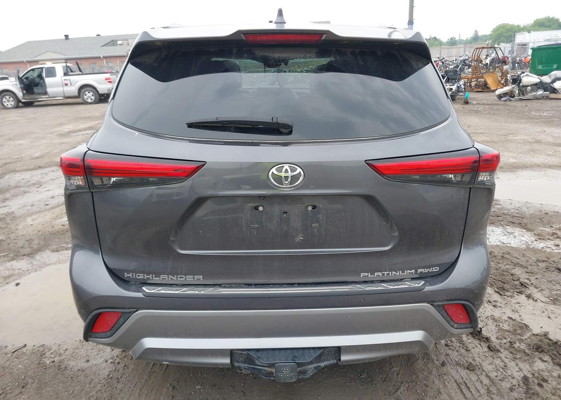 2022 TOYOTA HIGHLANDER PLATINUM