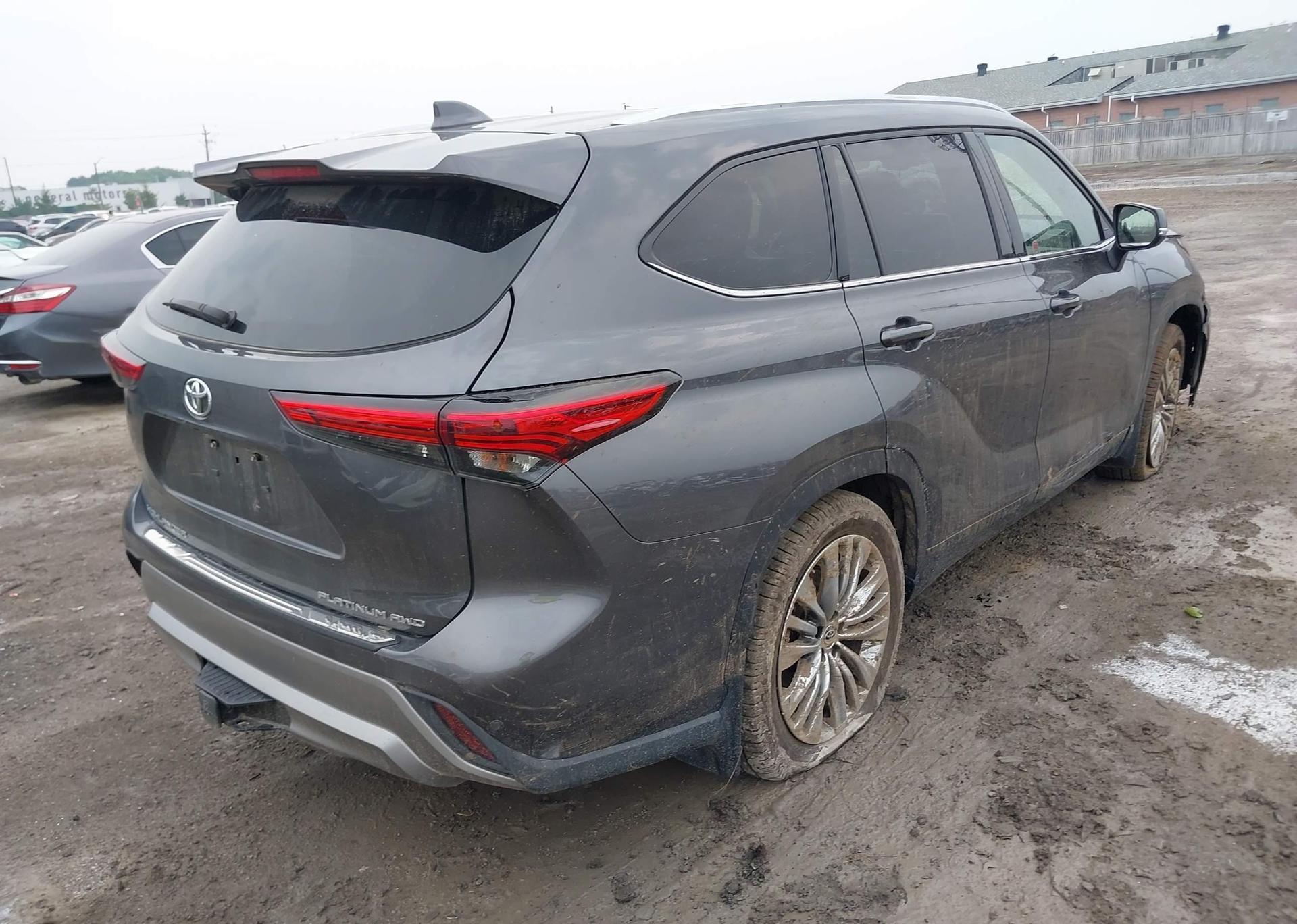 2022 TOYOTA HIGHLANDER PLATINUM