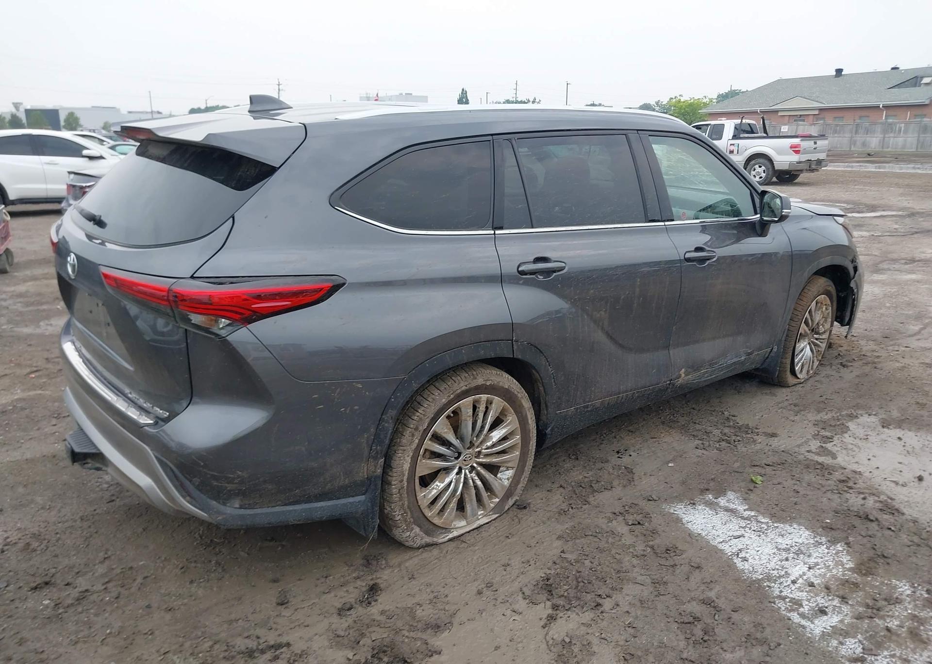 2022 TOYOTA HIGHLANDER PLATINUM