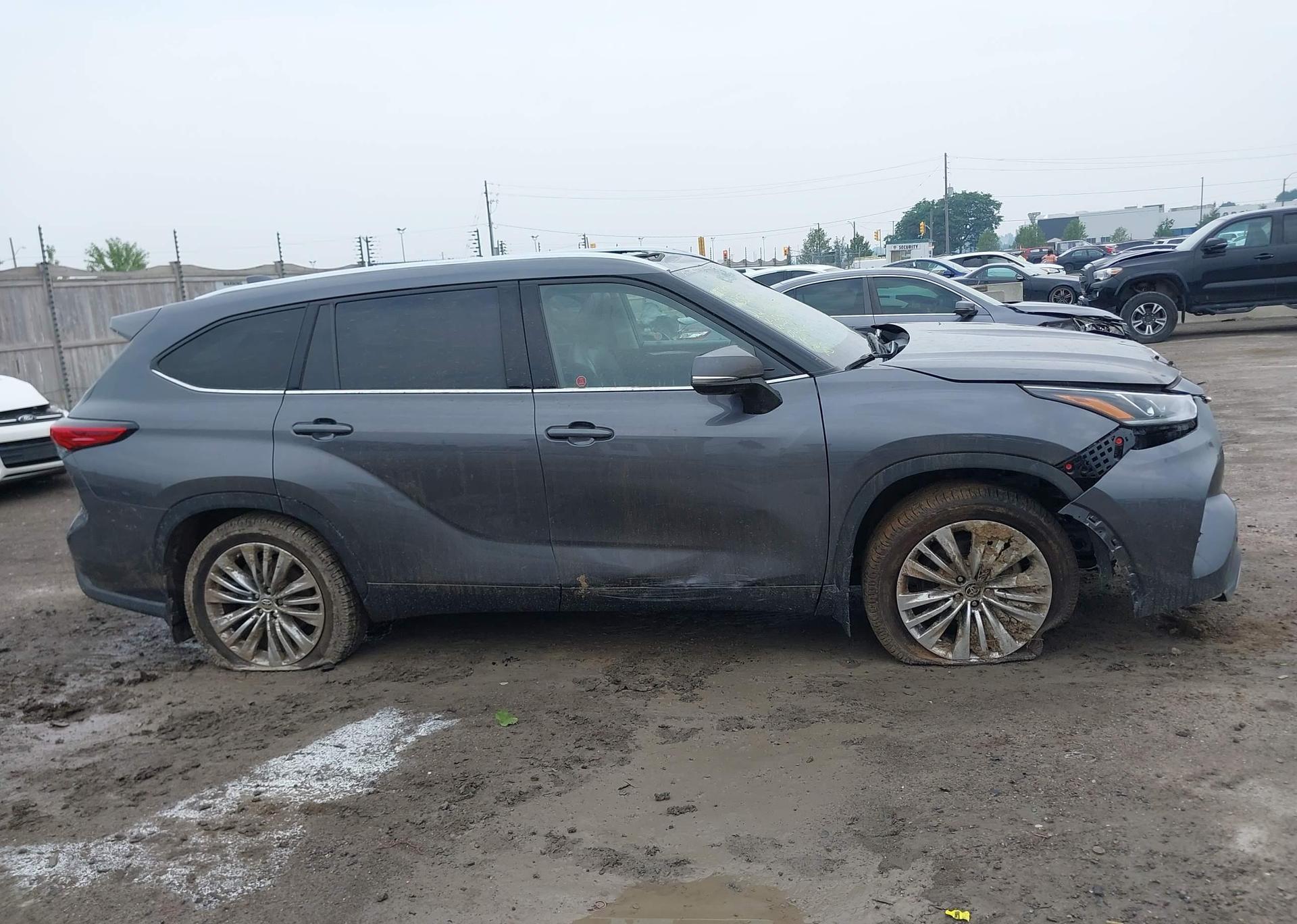 2022 TOYOTA HIGHLANDER PLATINUM