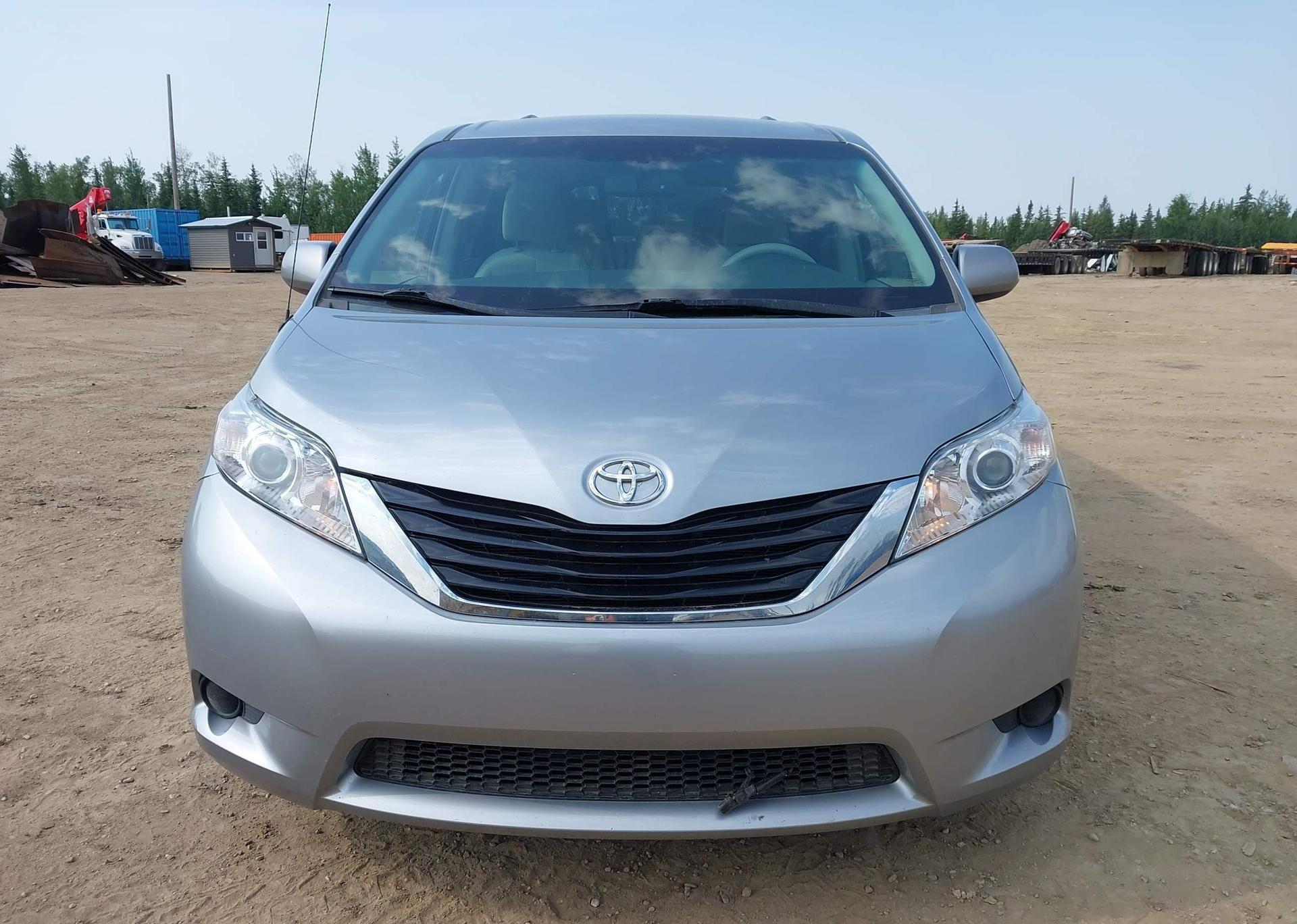 2014 TOYOTA SIENNA LE 7 PASSENGER