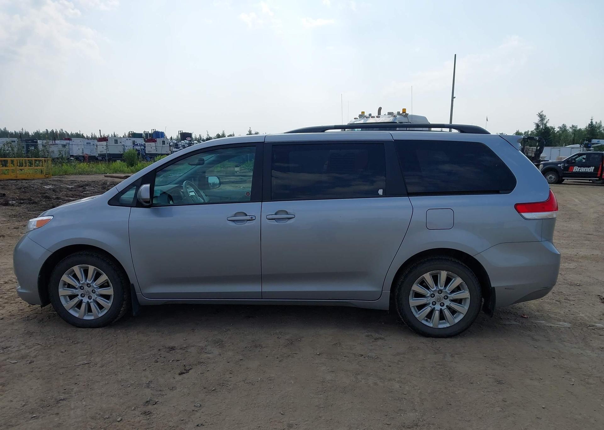 2014 TOYOTA SIENNA LE 7 PASSENGER
