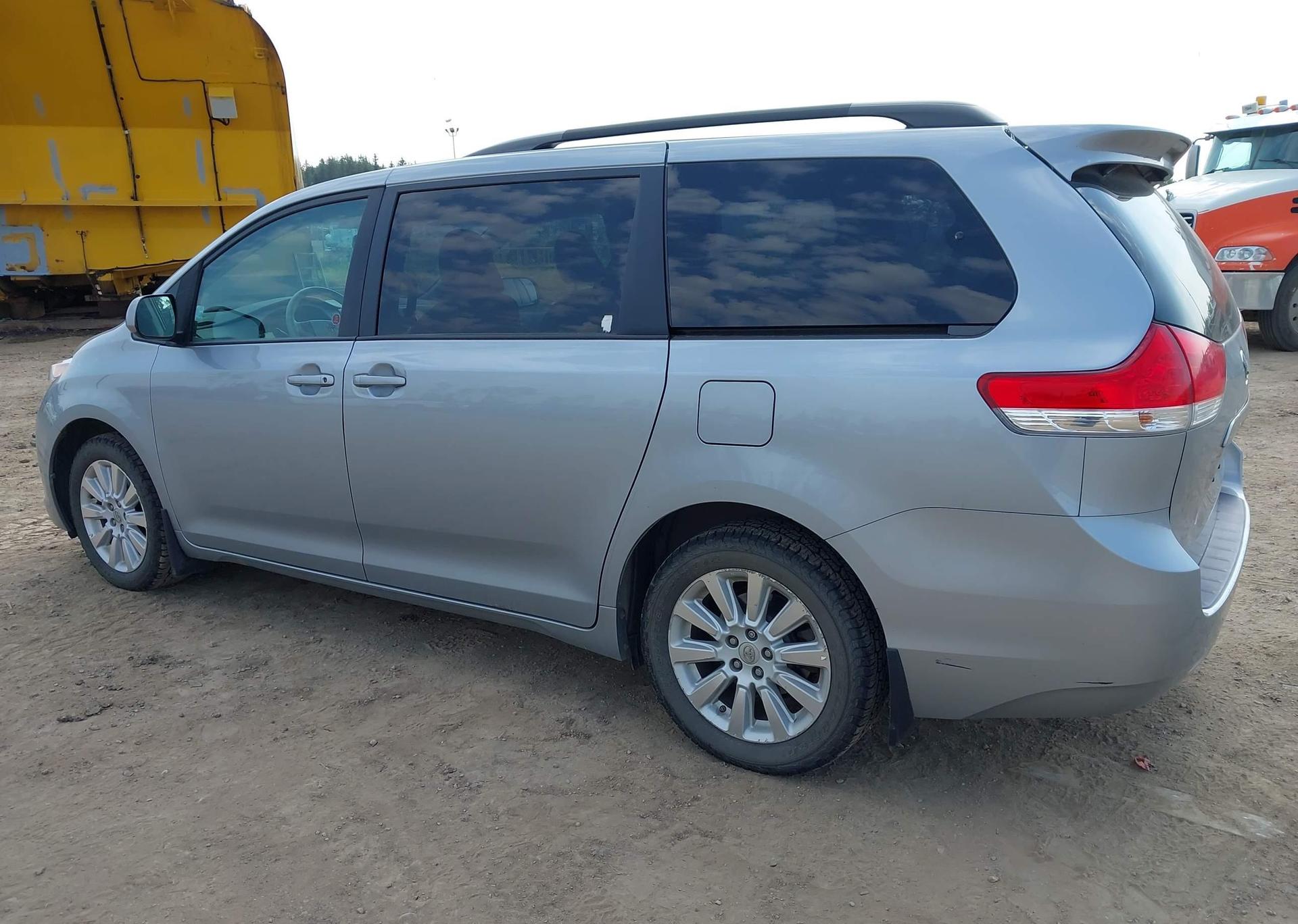 2014 TOYOTA SIENNA LE 7 PASSENGER