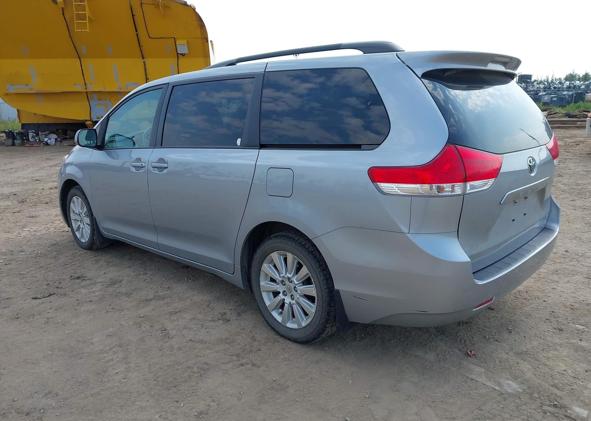 2014 TOYOTA SIENNA LE 7 PASSENGER