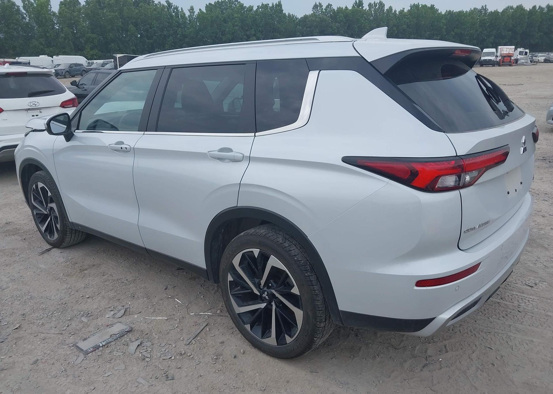 2023 MITSUBISHI OUTLANDER LE