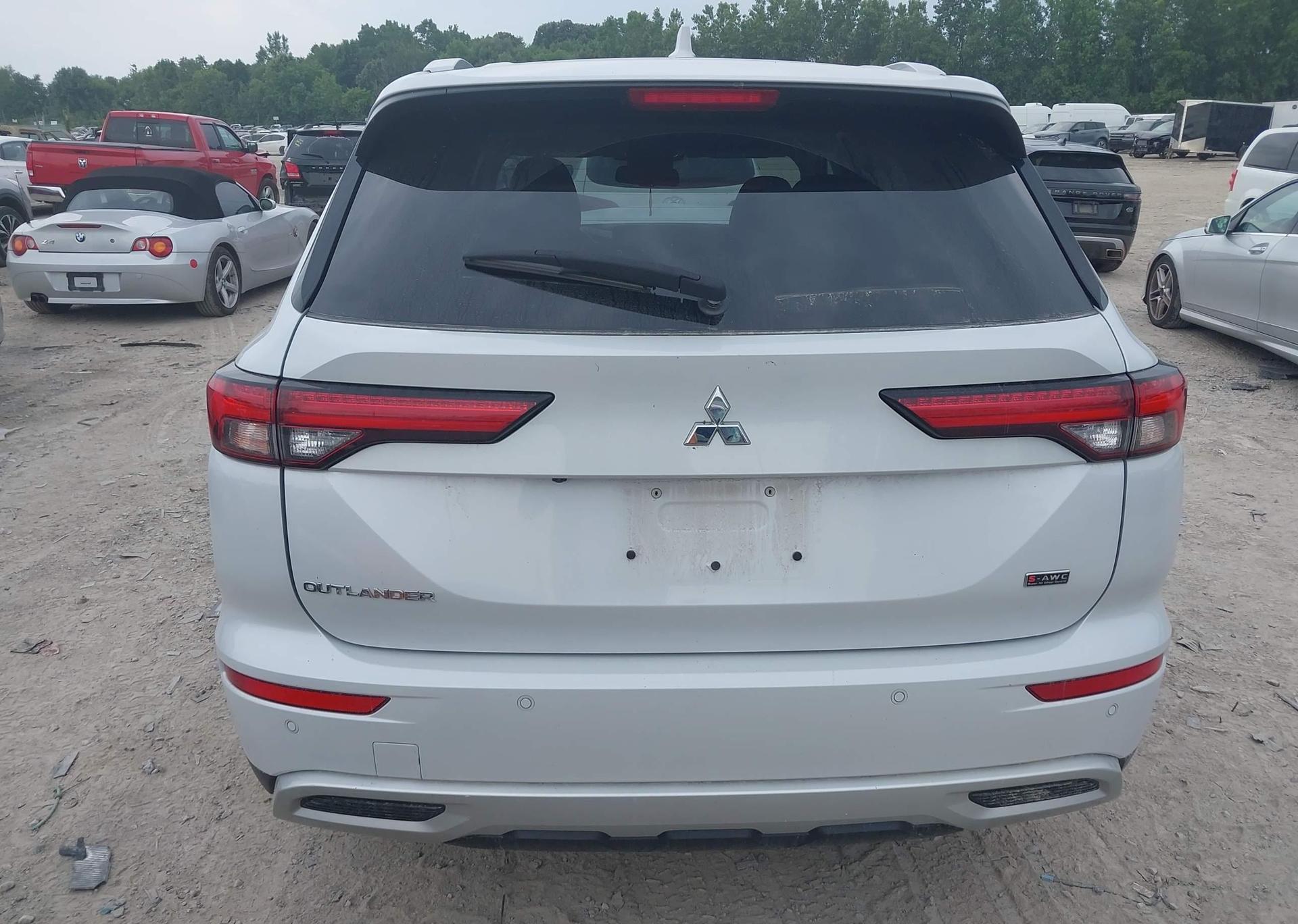 2023 MITSUBISHI OUTLANDER LE