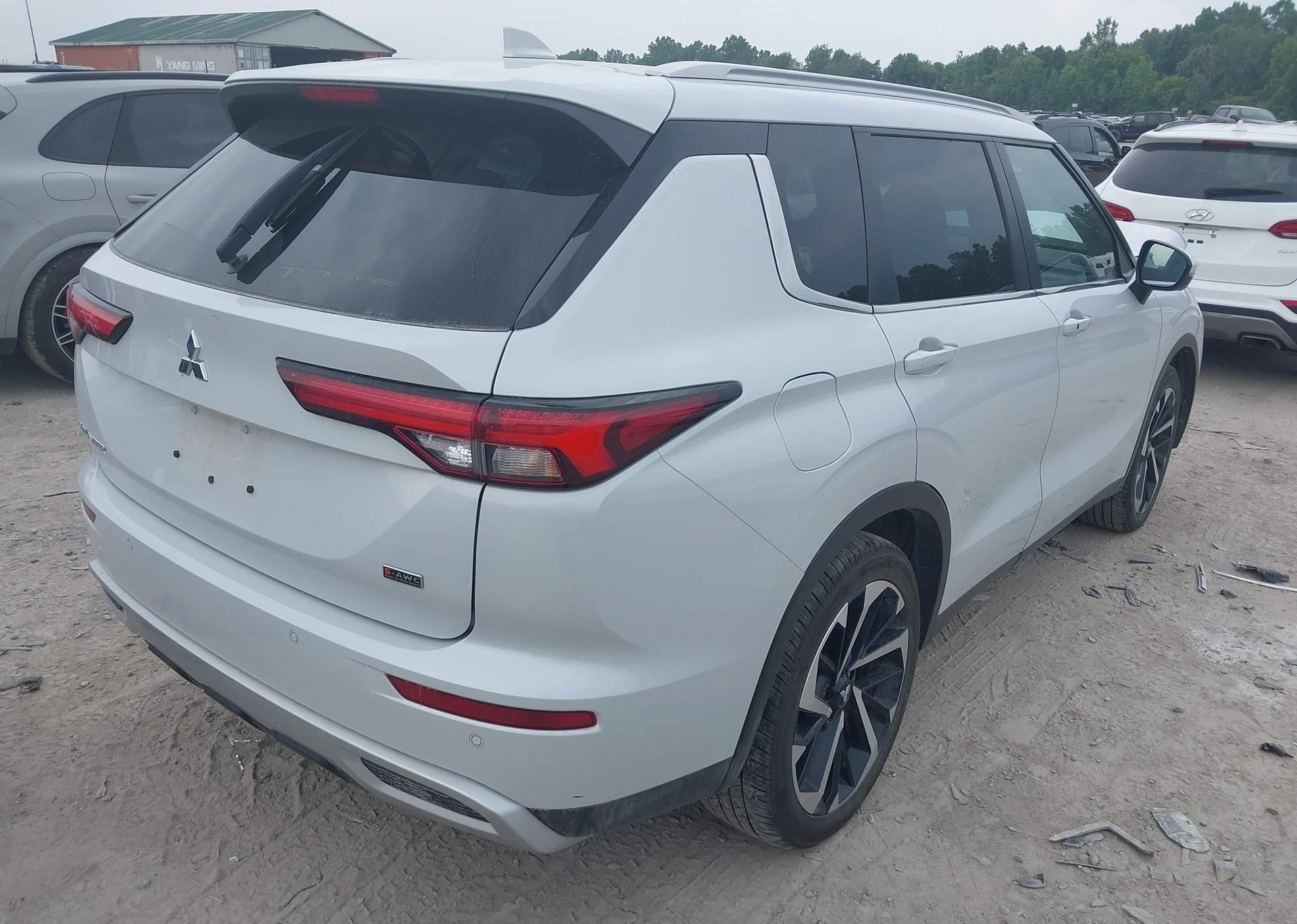 2023 MITSUBISHI OUTLANDER LE