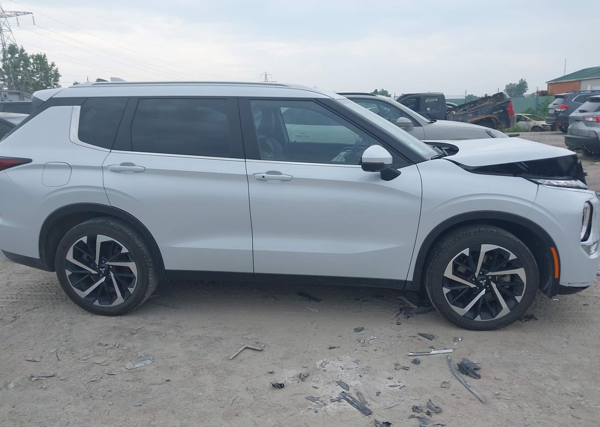 2023 MITSUBISHI OUTLANDER LE