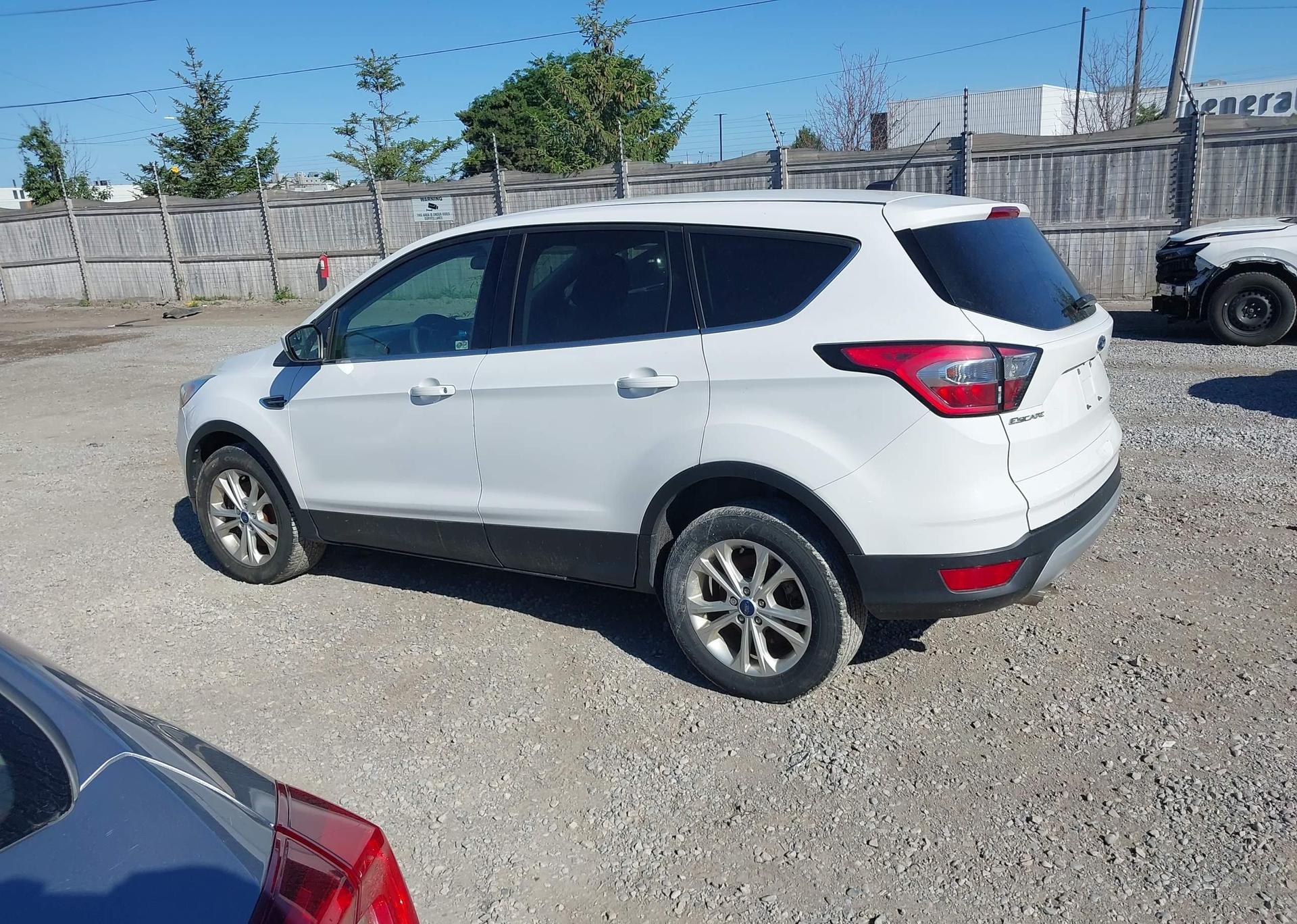 2017 FORD ESCAPE SE
