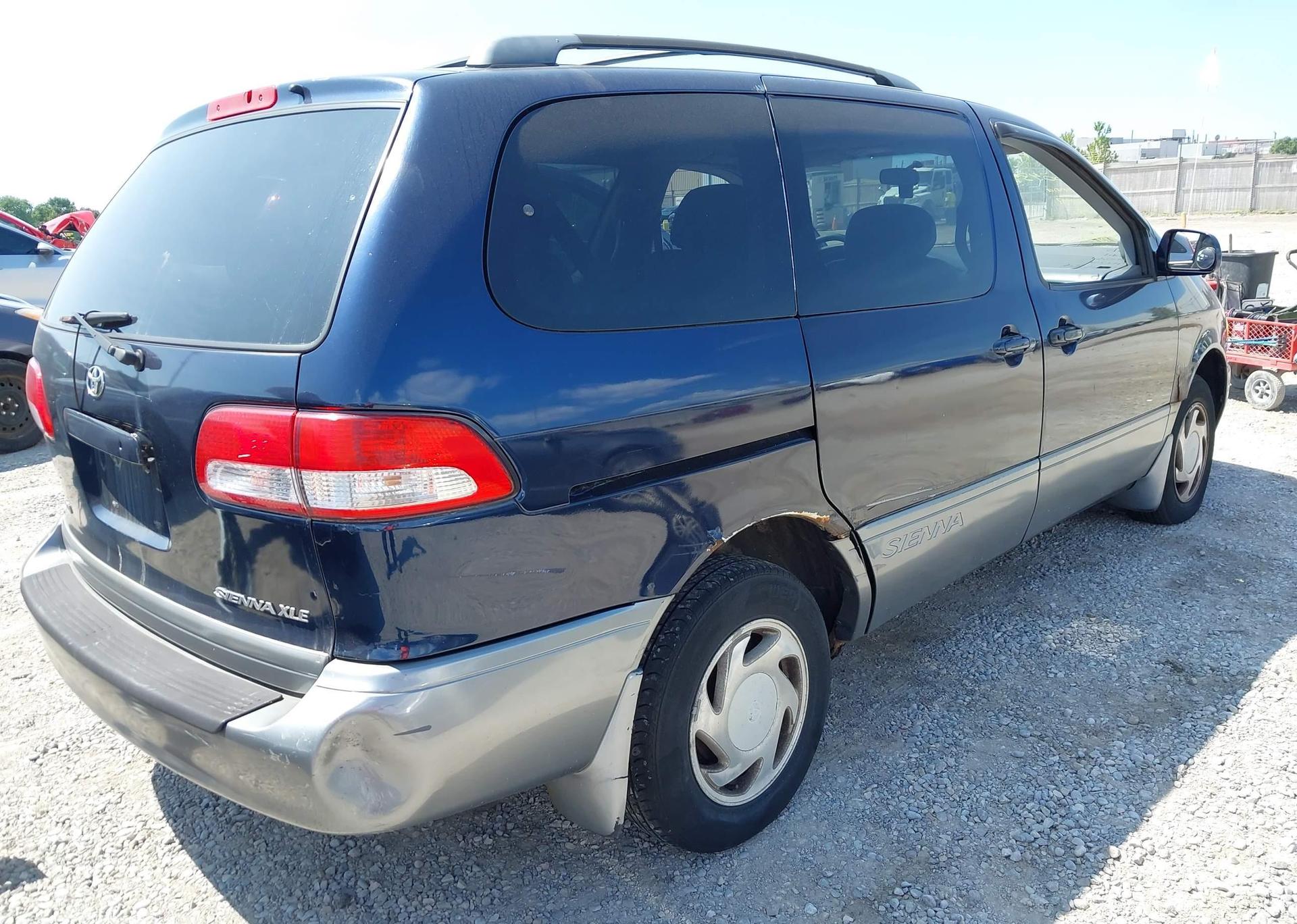 2001 TOYOTA SIENNA LE