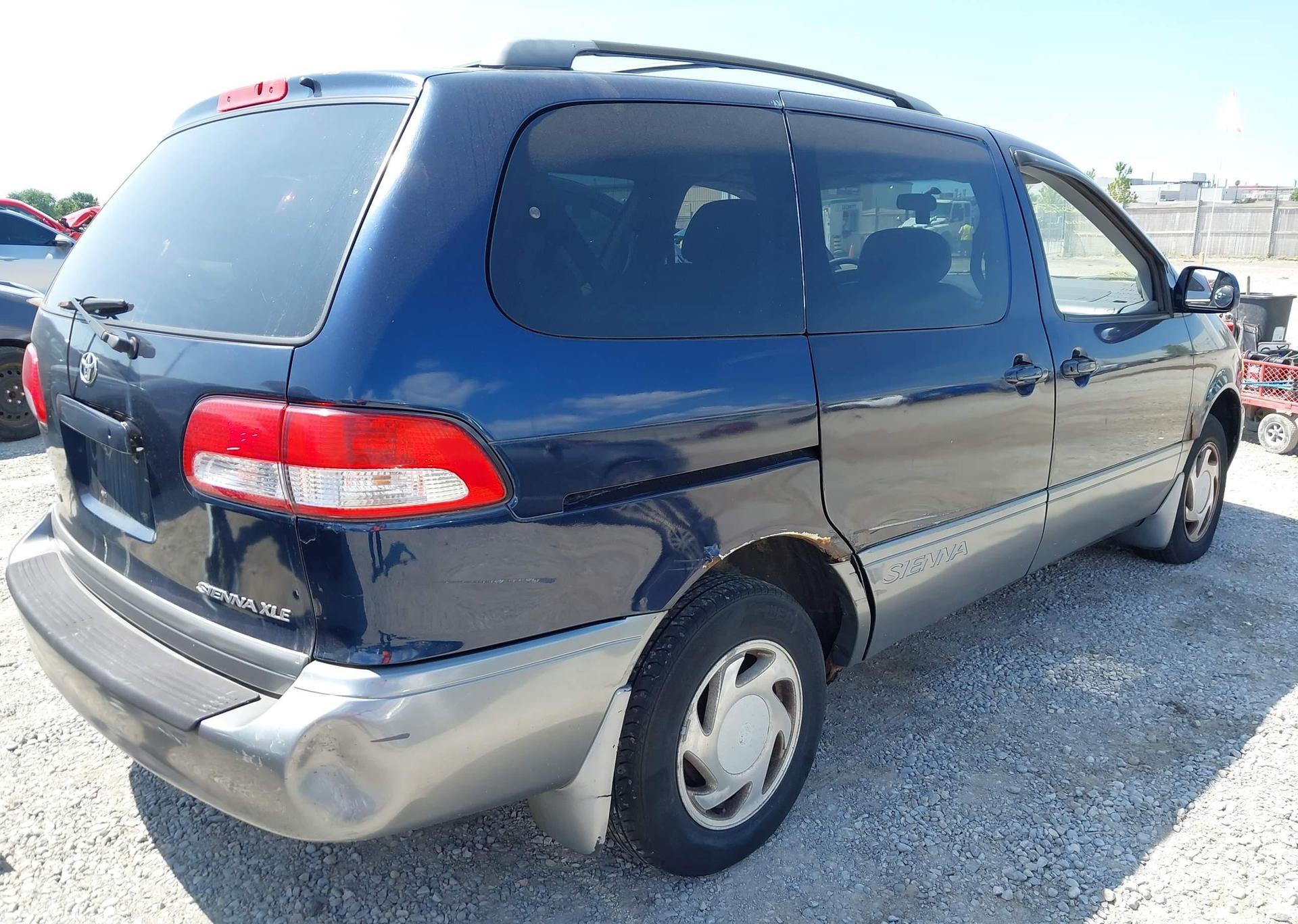 2001 TOYOTA SIENNA LE
