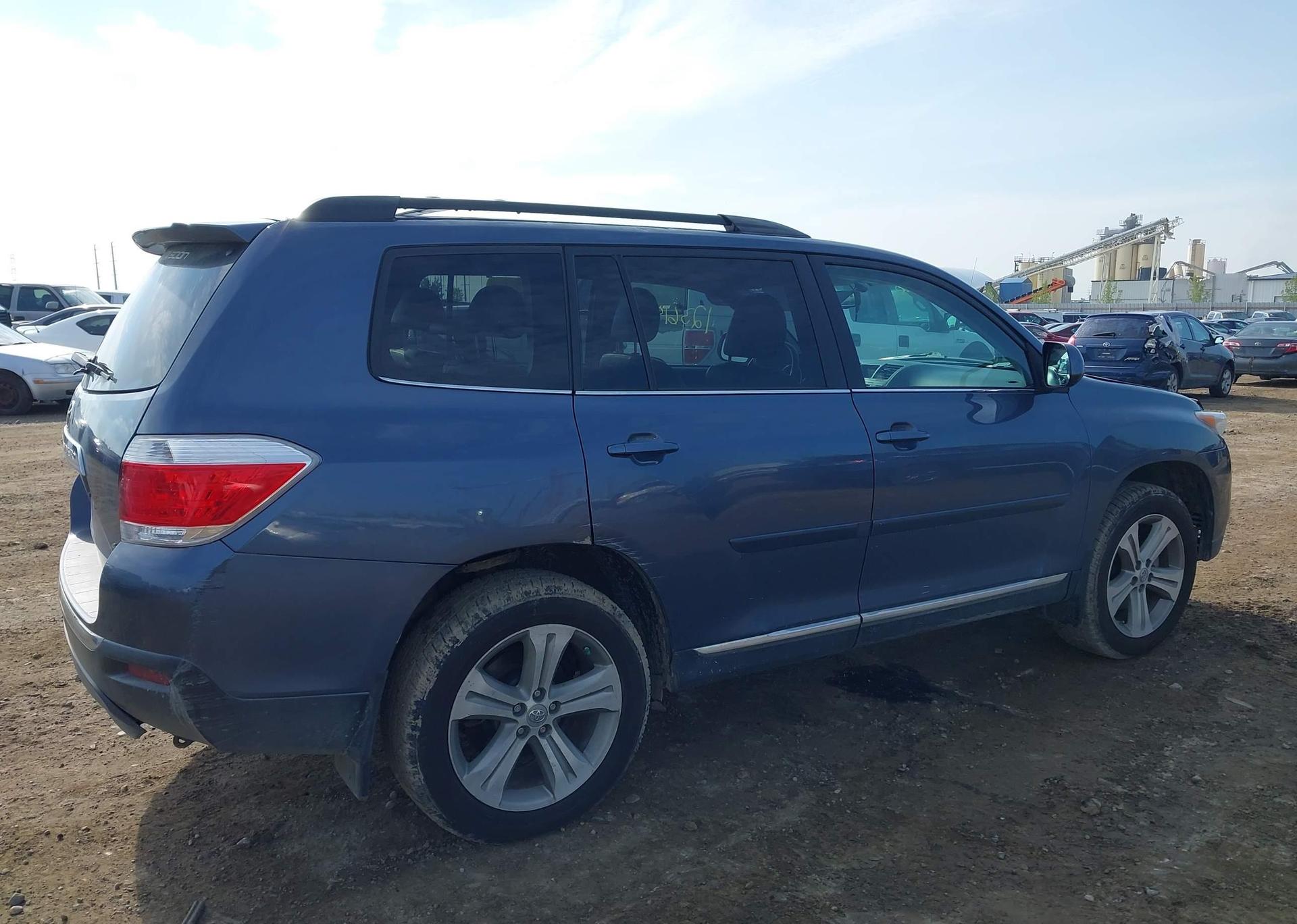 2012 TOYOTA HIGHLANDER SE
