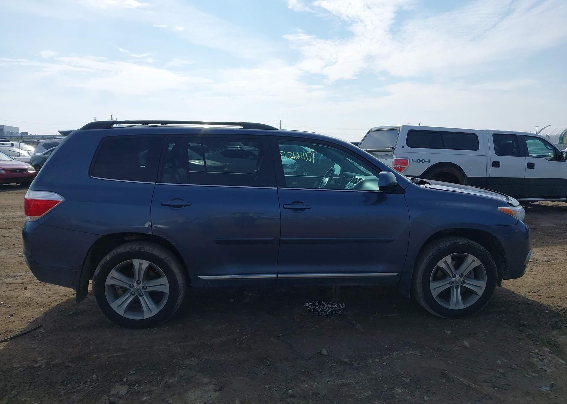 2012 TOYOTA HIGHLANDER SE