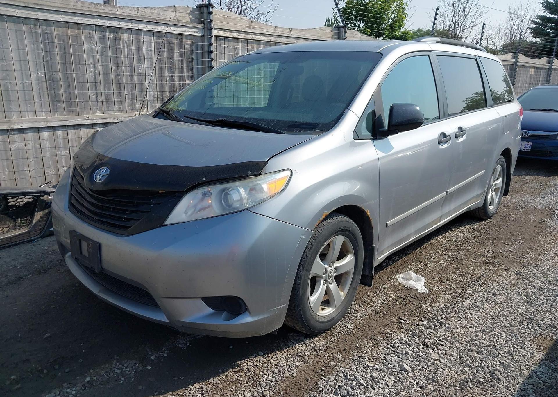 2011 TOYOTA SIENNA