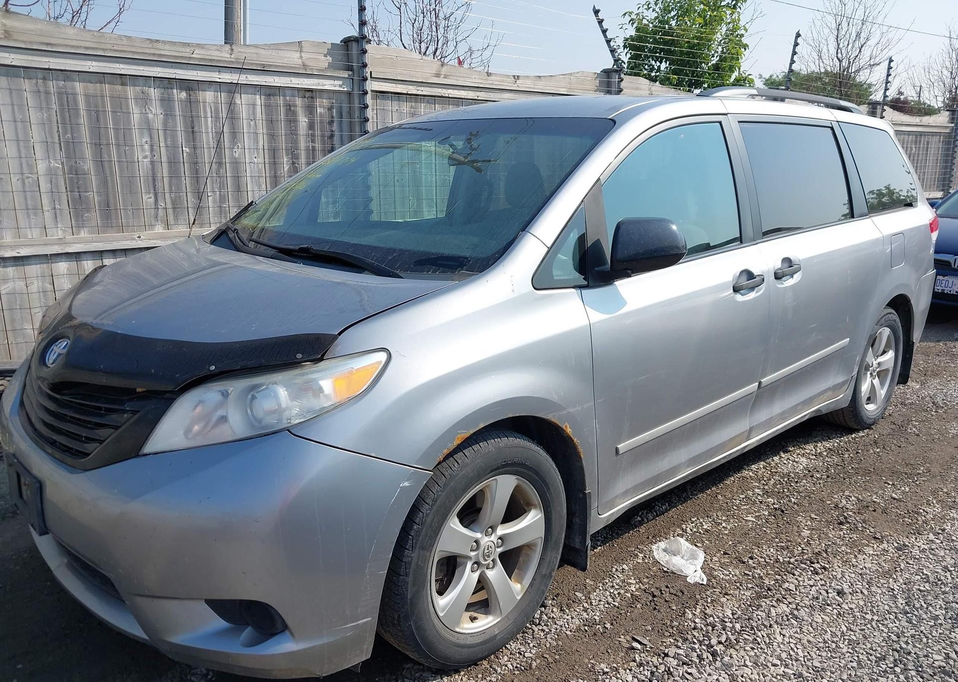 2011 TOYOTA SIENNA