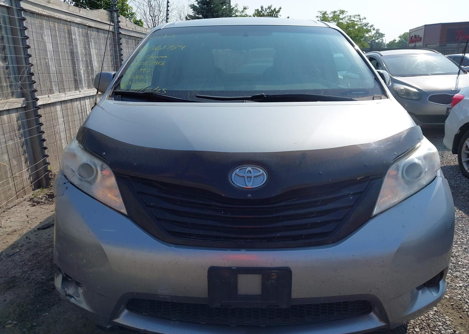 2011 TOYOTA SIENNA