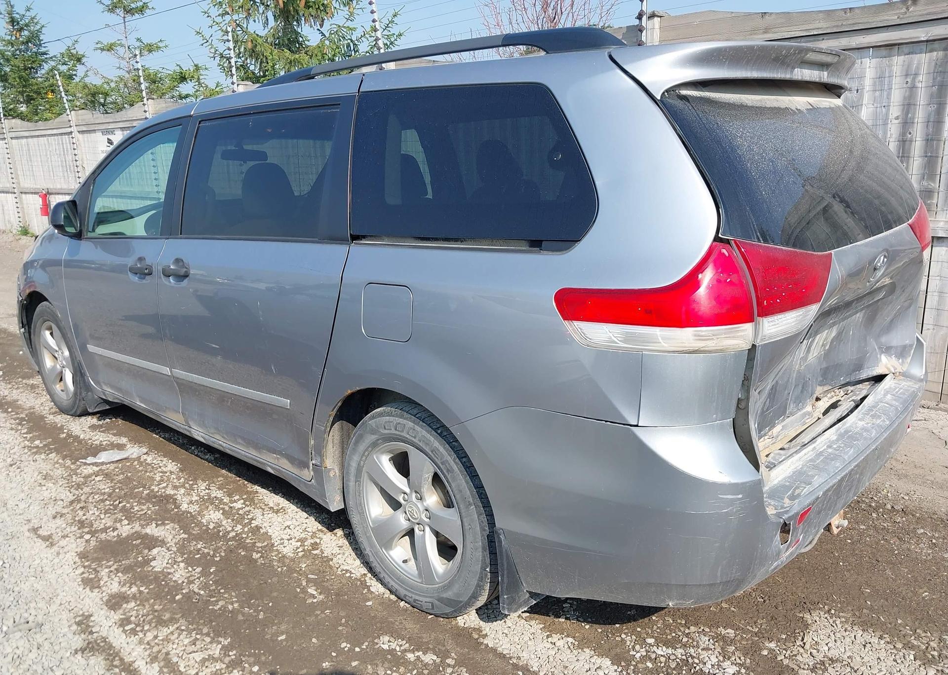 2011 TOYOTA SIENNA
