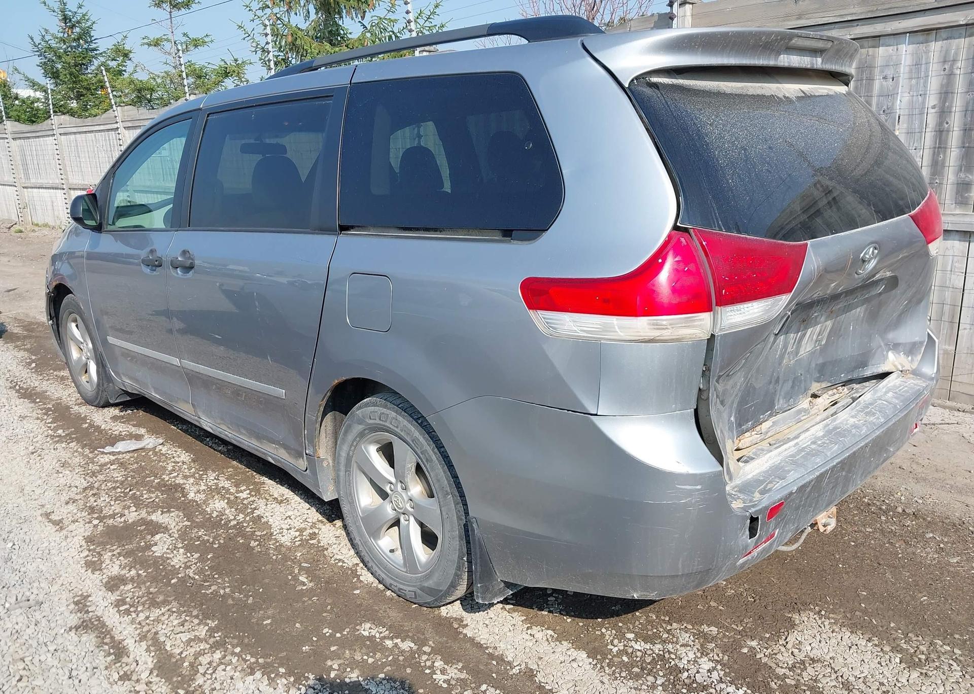 2011 TOYOTA SIENNA