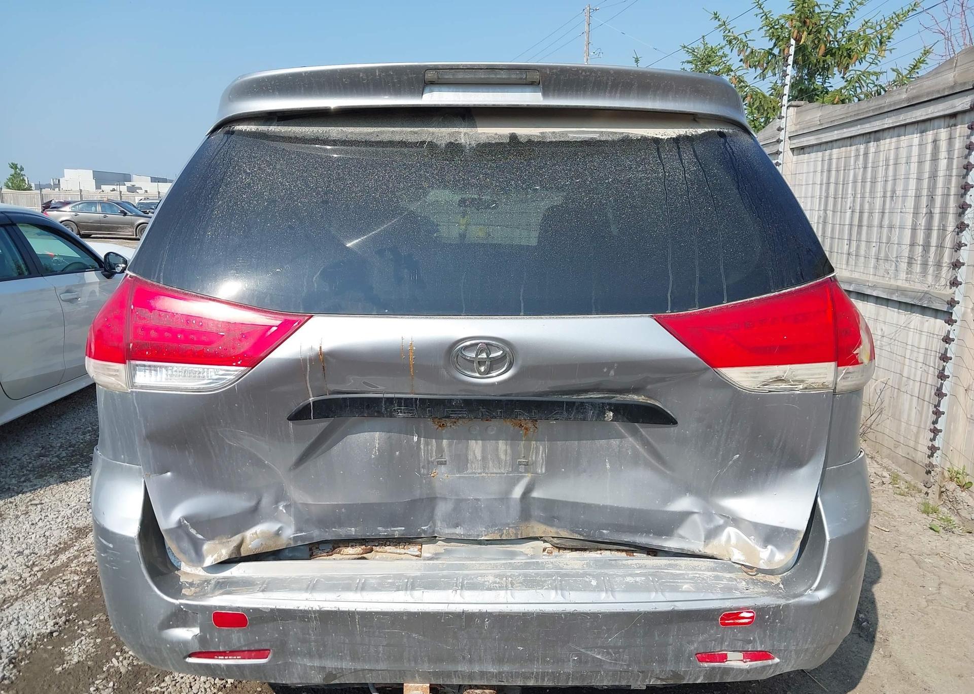 2011 TOYOTA SIENNA