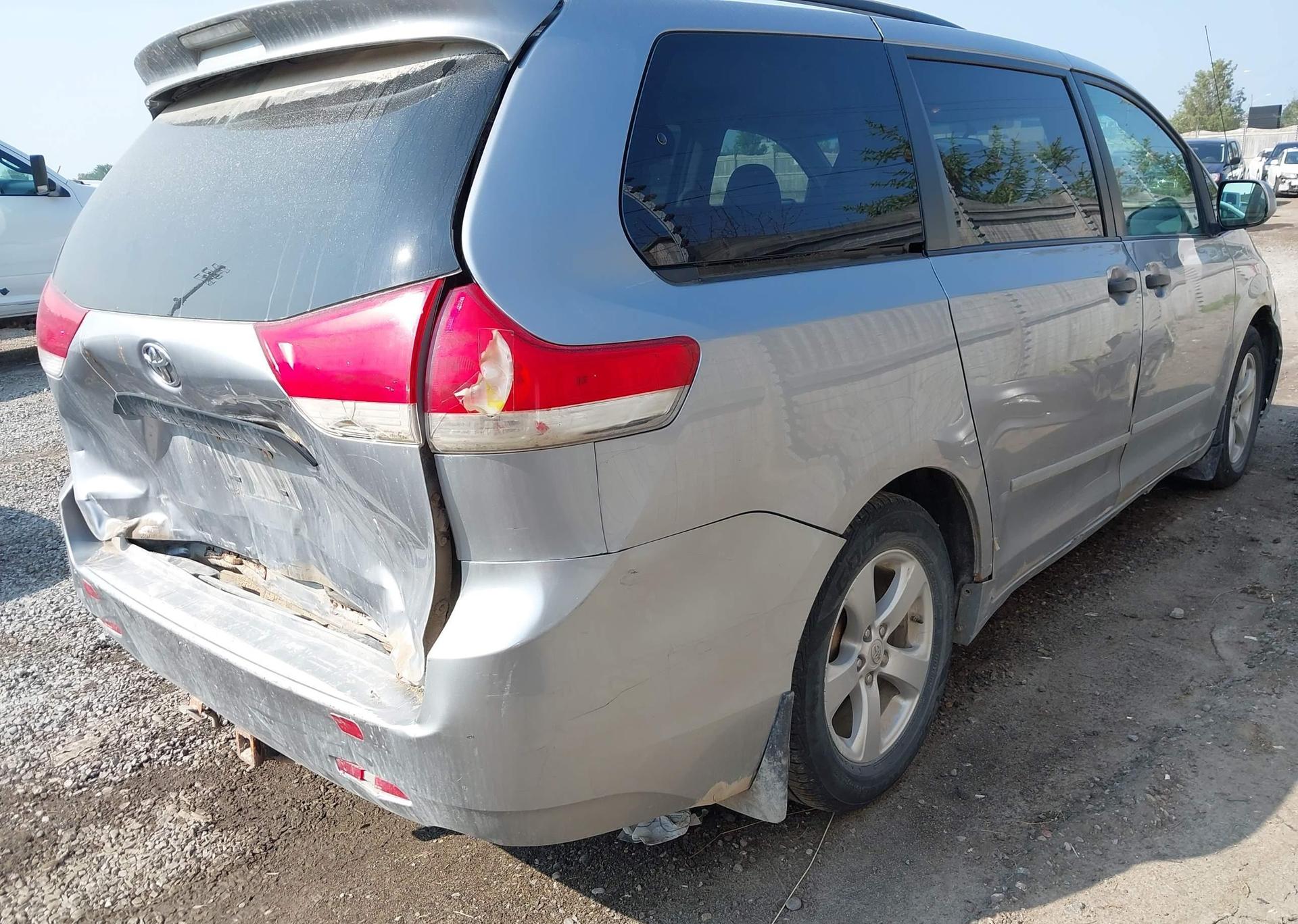 2011 TOYOTA SIENNA