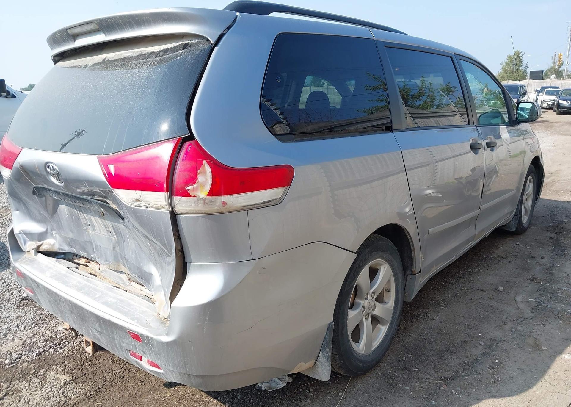 2011 TOYOTA SIENNA