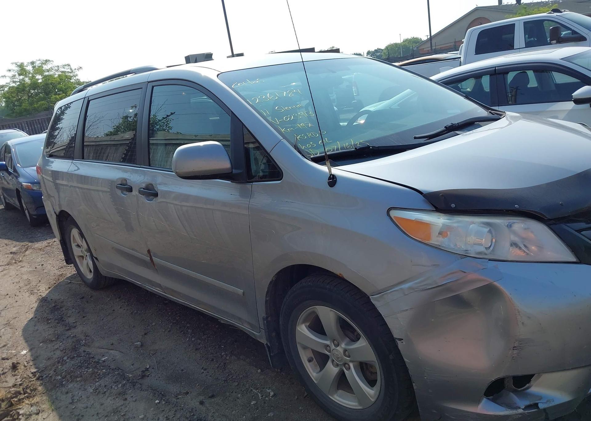 2011 TOYOTA SIENNA