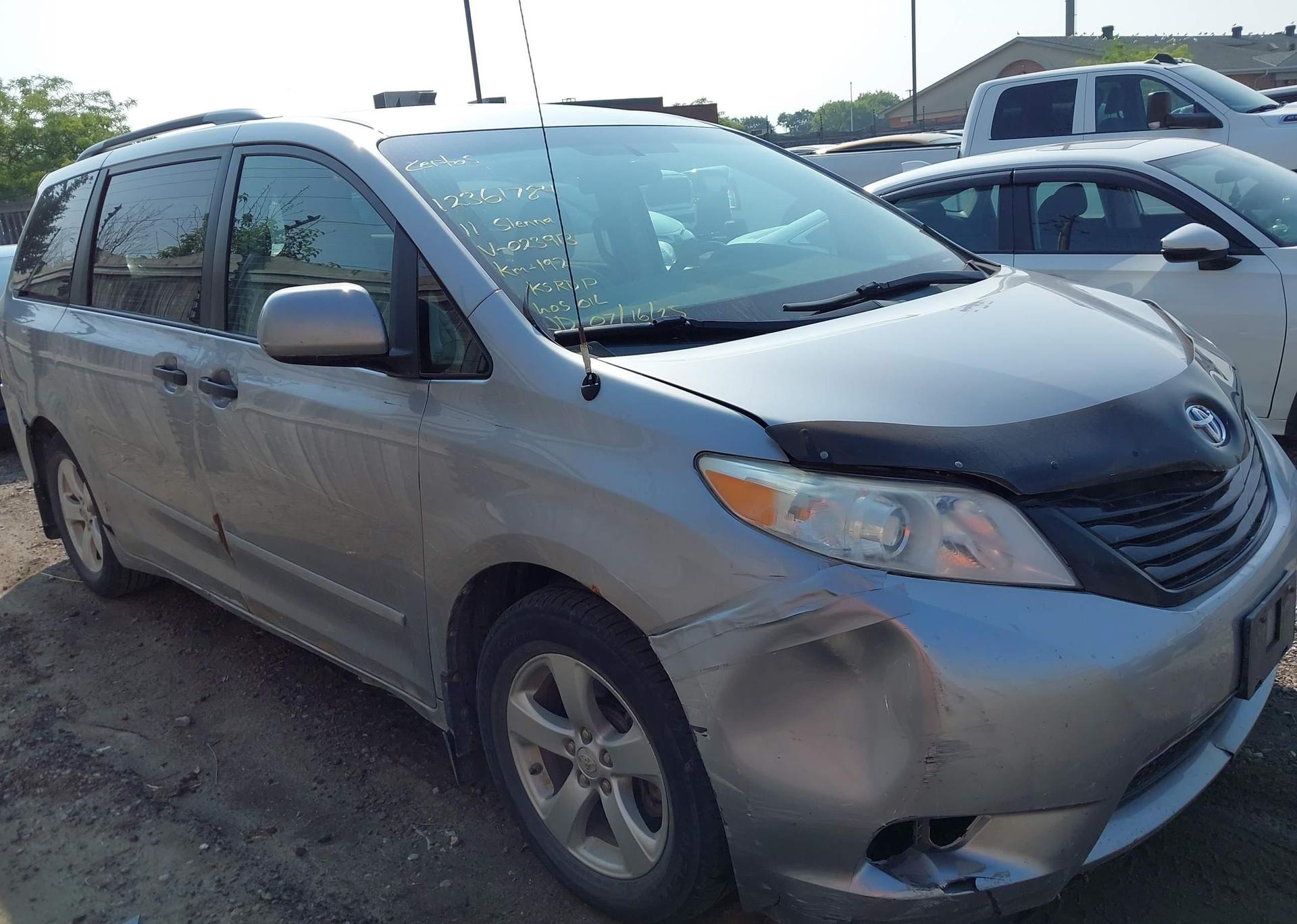 2011 TOYOTA SIENNA