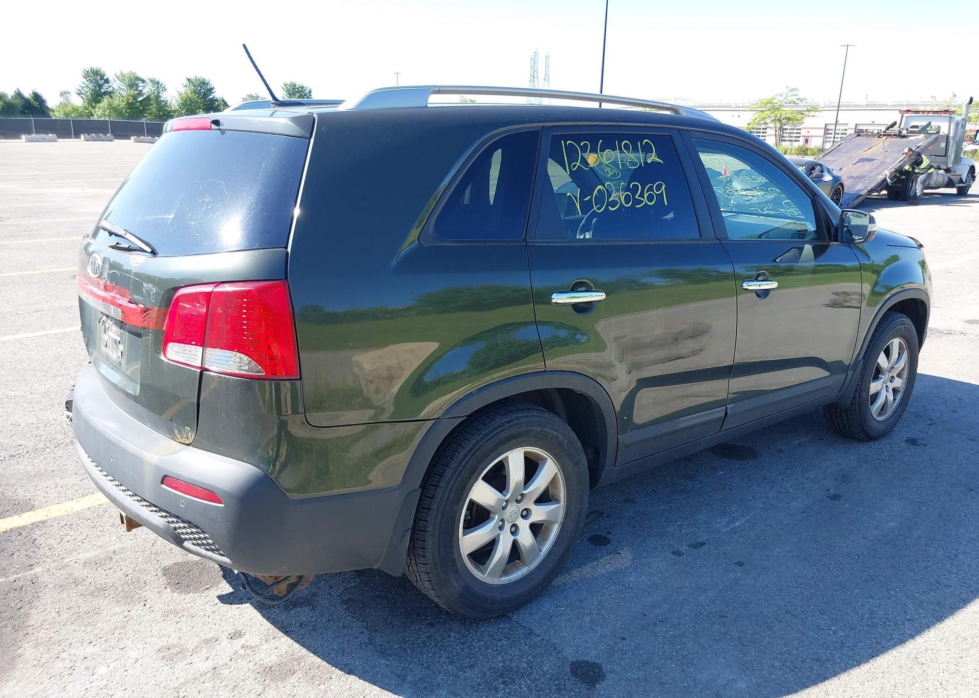 2011 KIA SORENTO LX