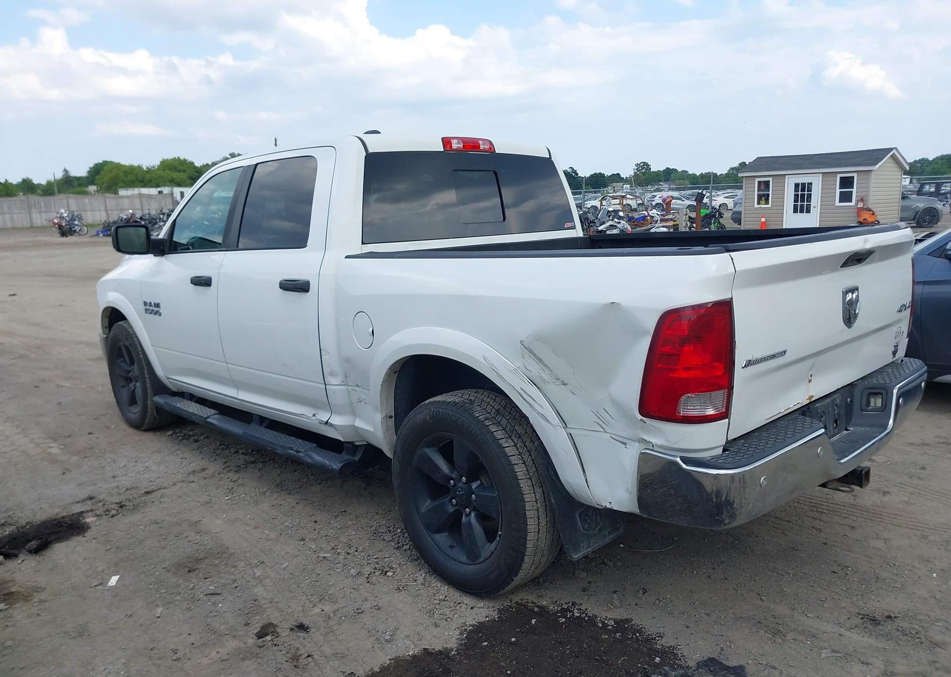 2016 RAM 1500 SLT