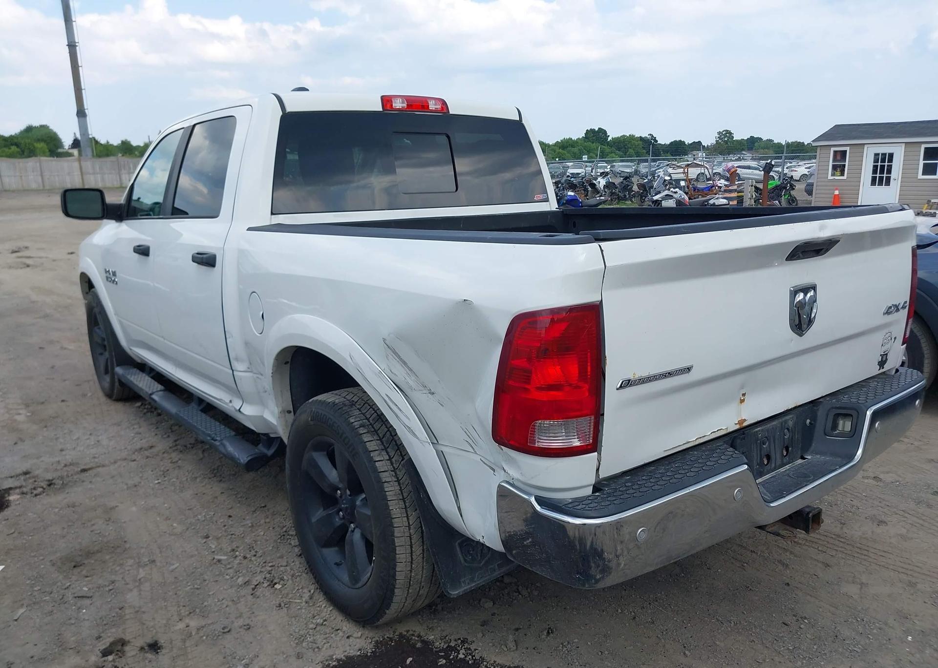 2016 RAM 1500 SLT