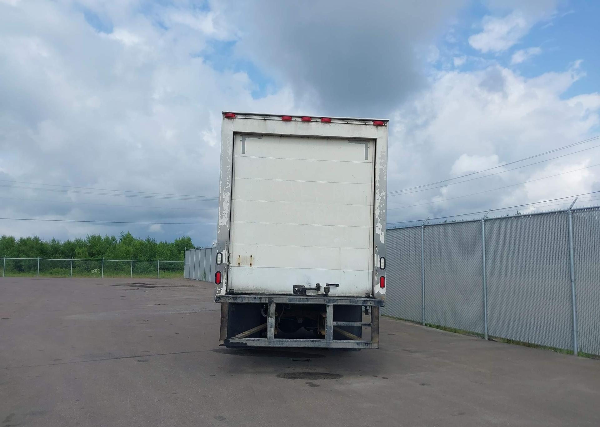 2016 FREIGHTLINER M2106