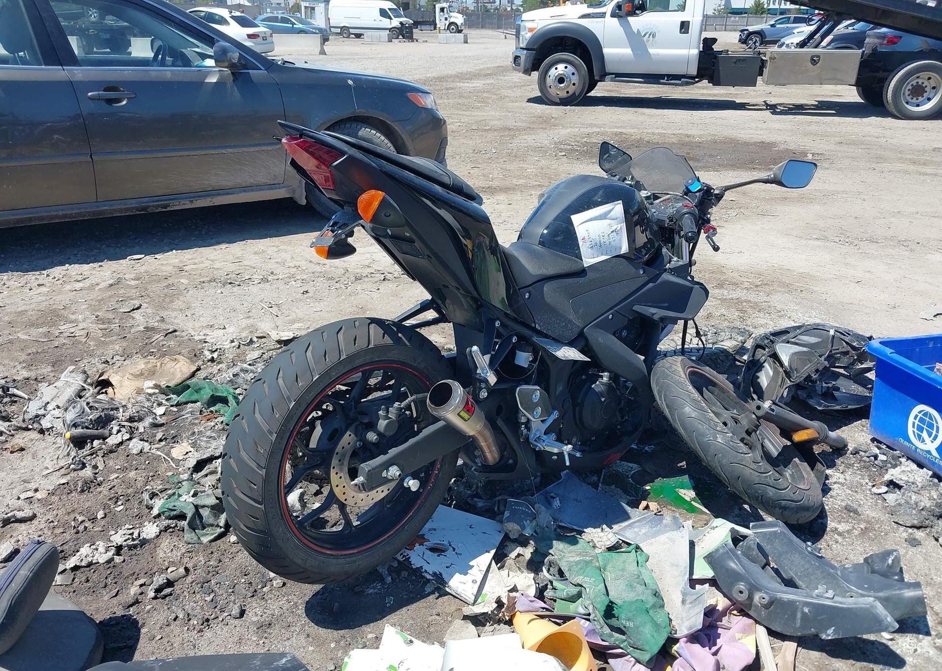 2015 YAMAHA YZFR3