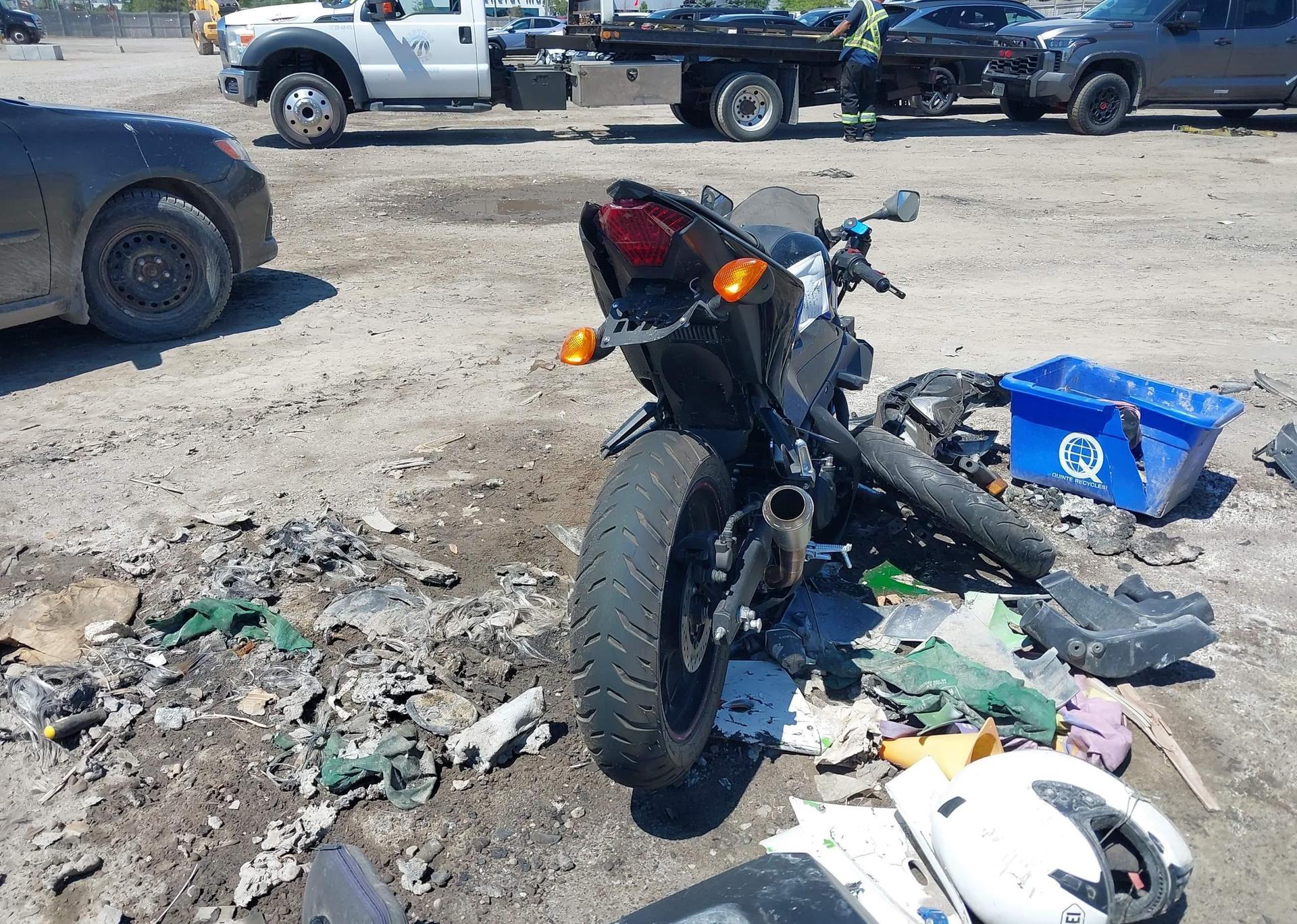 2015 YAMAHA YZFR3