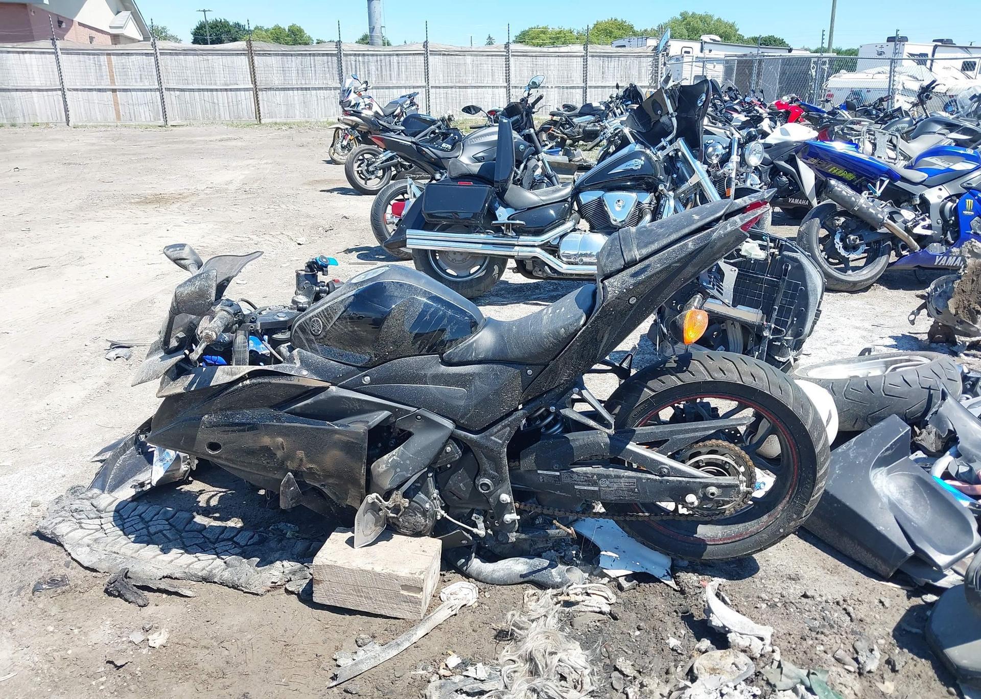 2015 YAMAHA YZFR3